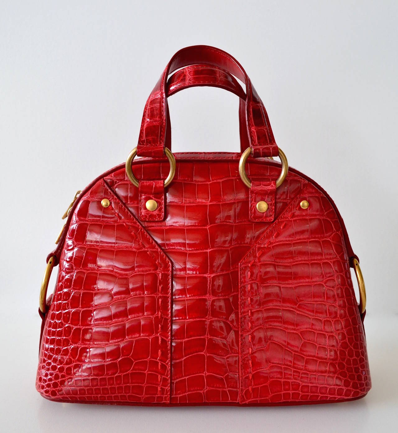 Yves Saint Laurent Muse 
Crocodile Alligator Red Cherry
Gold brass hardware 
Excellent condition  8/10
 
Leather lining
Zipper closure
 
Yves Saint Laurent Rive Gauche label
Serial number stamped on lining
 
Dimensions : 27 X 20 X 10
