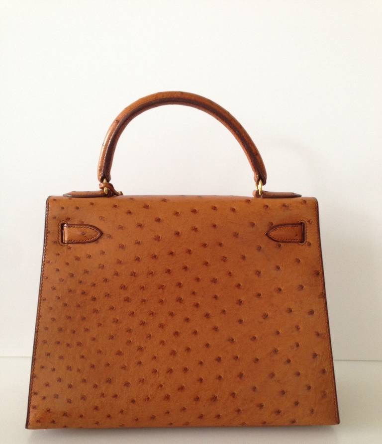 Hermès Kelly 28 Ostrich Gold Sellier
 
Hermes Kelly Sellier handbag
 
Ostrich skin in gold color
Gold plated hardware
 
Excellent condition
Gentle scratches on hardware
Corners are very good.
Interior is very clean and odorless
Ostrich