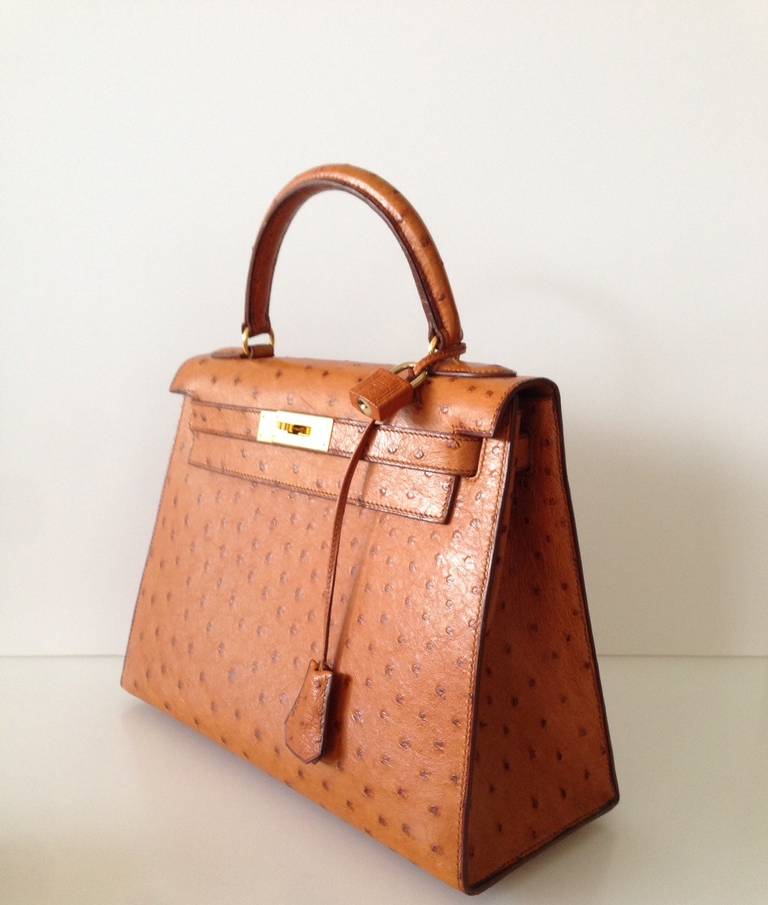 Hermès Kelly 28 Ostrich Gold Sellier In Excellent Condition In Paris, FR