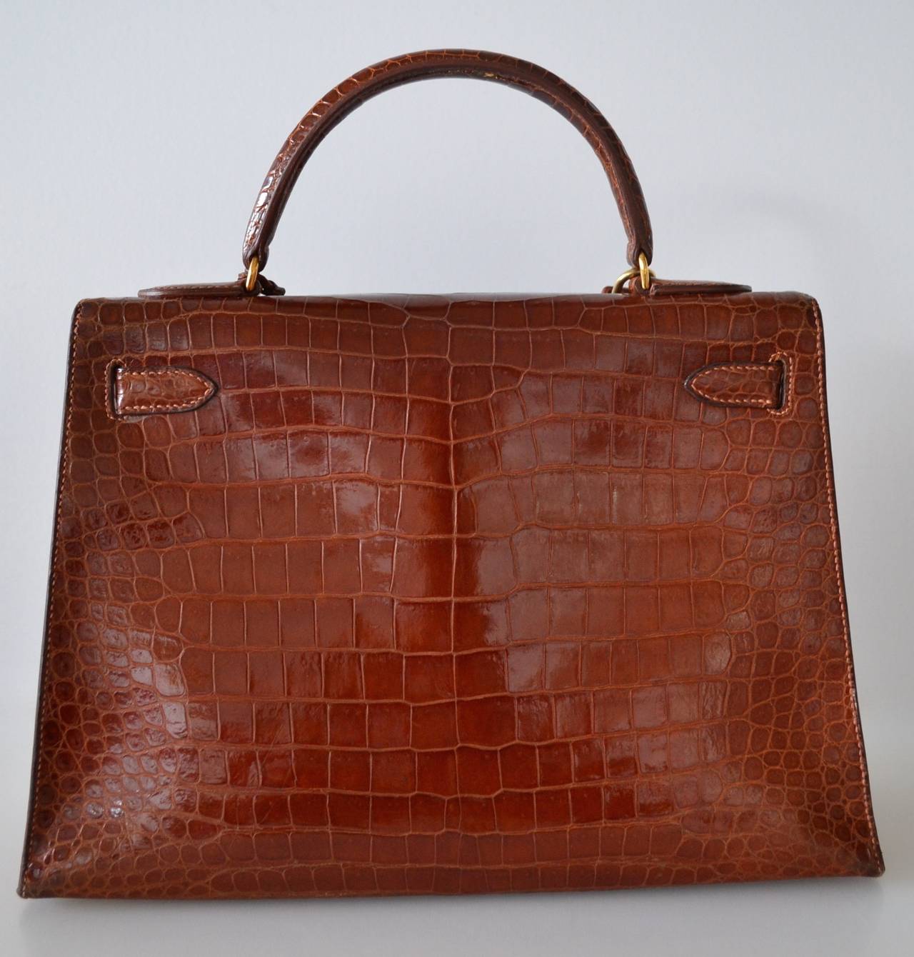 Hermes Kelly 32 Miel Crocodile Porosus
 
Miel crocodile Porosus skin with gold hardware
Sellier version
 
The bag is lined with light miel chevre leather. 
Interior is in very condition with a zippy pocket.
This bag is in very good condition.