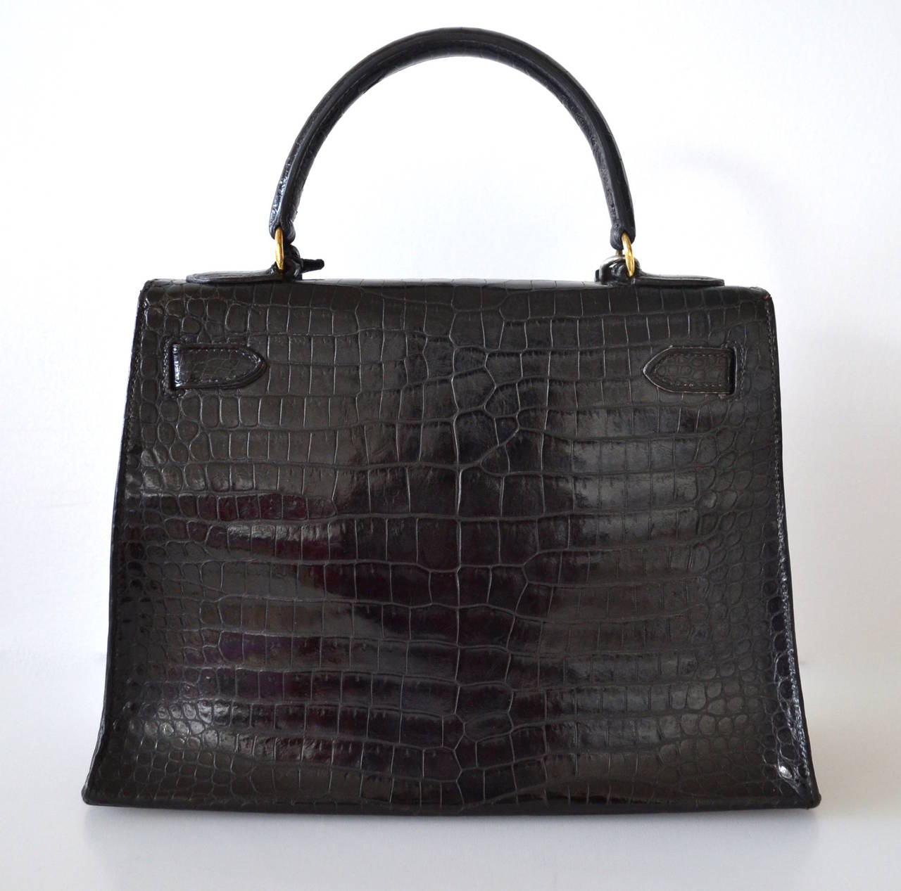 Hermès Kelly 28 black crocodile Porosus
 
Sellier version  
Crocodile Porosus Leather
Gold plated hardware
 
Good condition
Crocodile is in very good condition with few usual scratches 
Gentle scratches on hardware
Corners are very