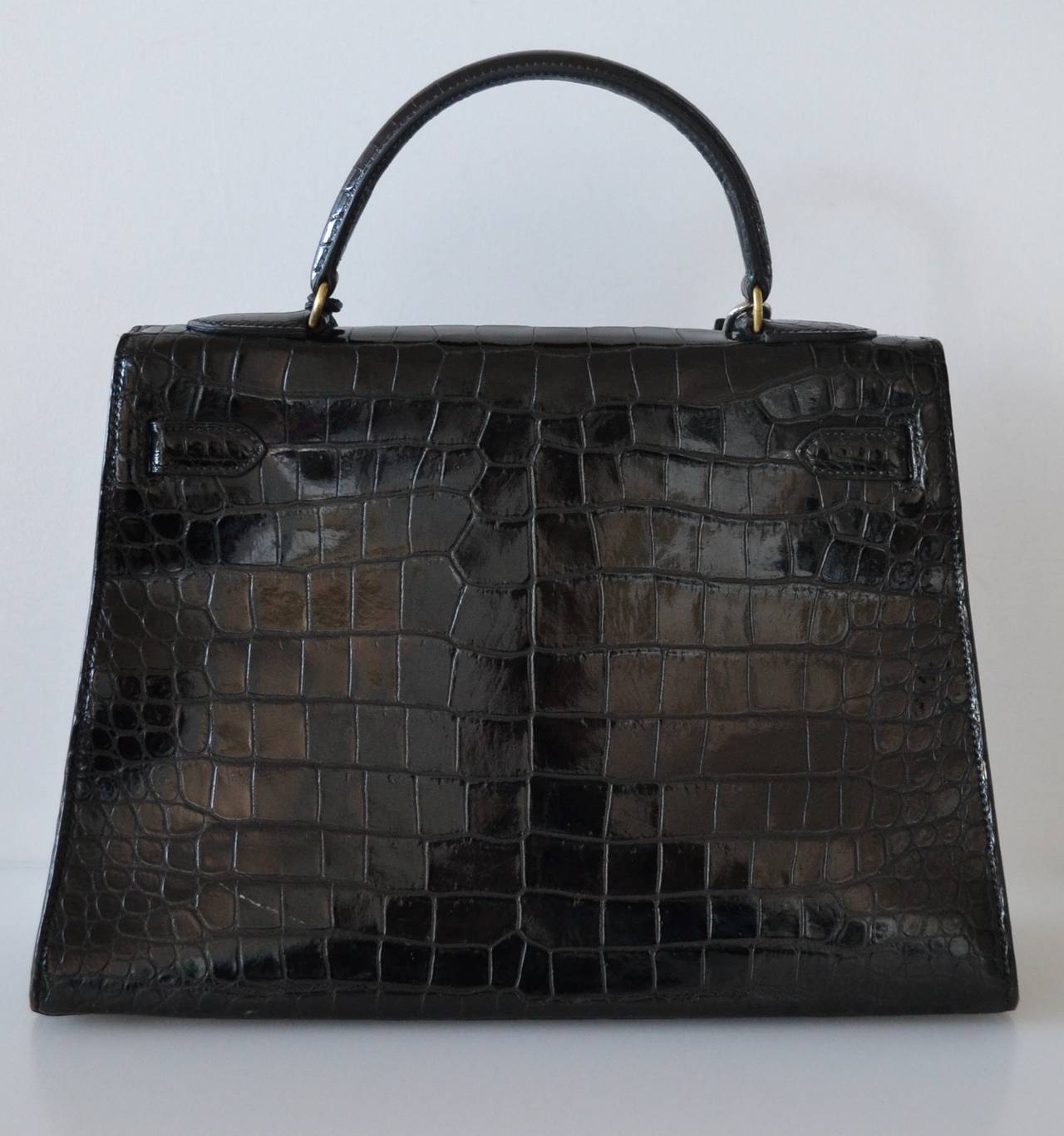 Hermes Kelly 32 Black Crocodile
 
Black crocodile Porosus skin with gold hardware
Sellier
 
The bag is lined with chevre leather. Interior is in excellent condition.
This bag is in very good condition. Odorless
No important scratches, holes
