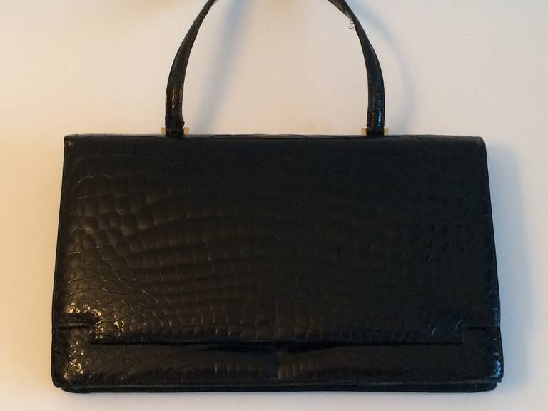 Vintage handbag in crocodile
Non signed

Crocodile Porosus Black
Lamb skin lining 
Good condition

Golden brass hardware
Handle included

Dimensions : 21 x 12 x 5 cms

It will come with a official CITES document