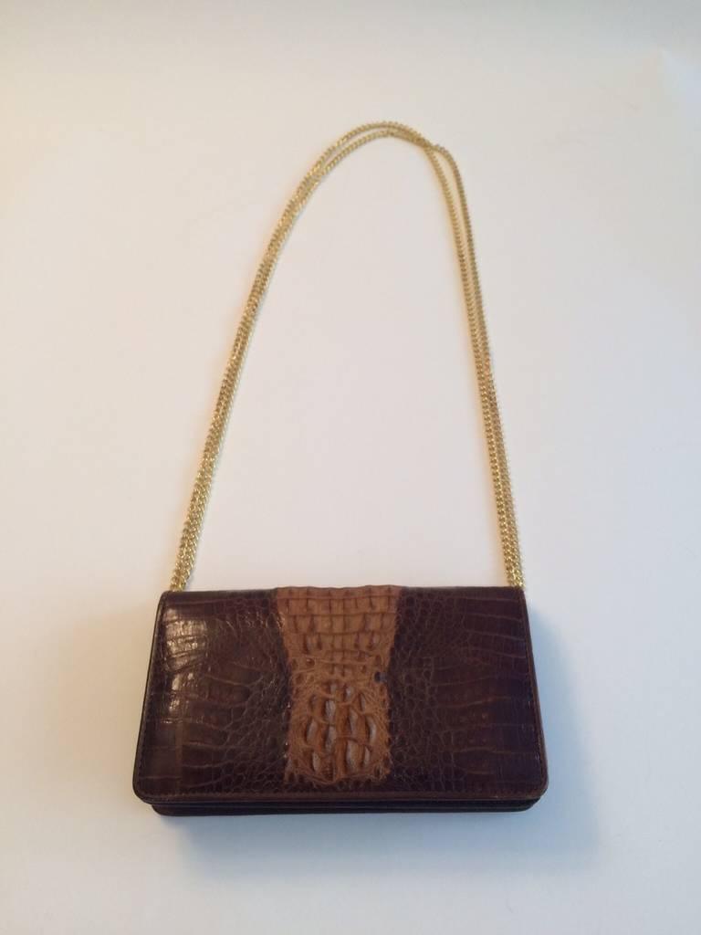 Vintage handbag in genuine Alligator
Non signed

Alligator brown
2 tones
Lamb skin lining 
Good condition

Golden brass hardware
Push button 
Golden chain included

Dimensions : 21 x 12 x 5 cms

It will come with a official CITES