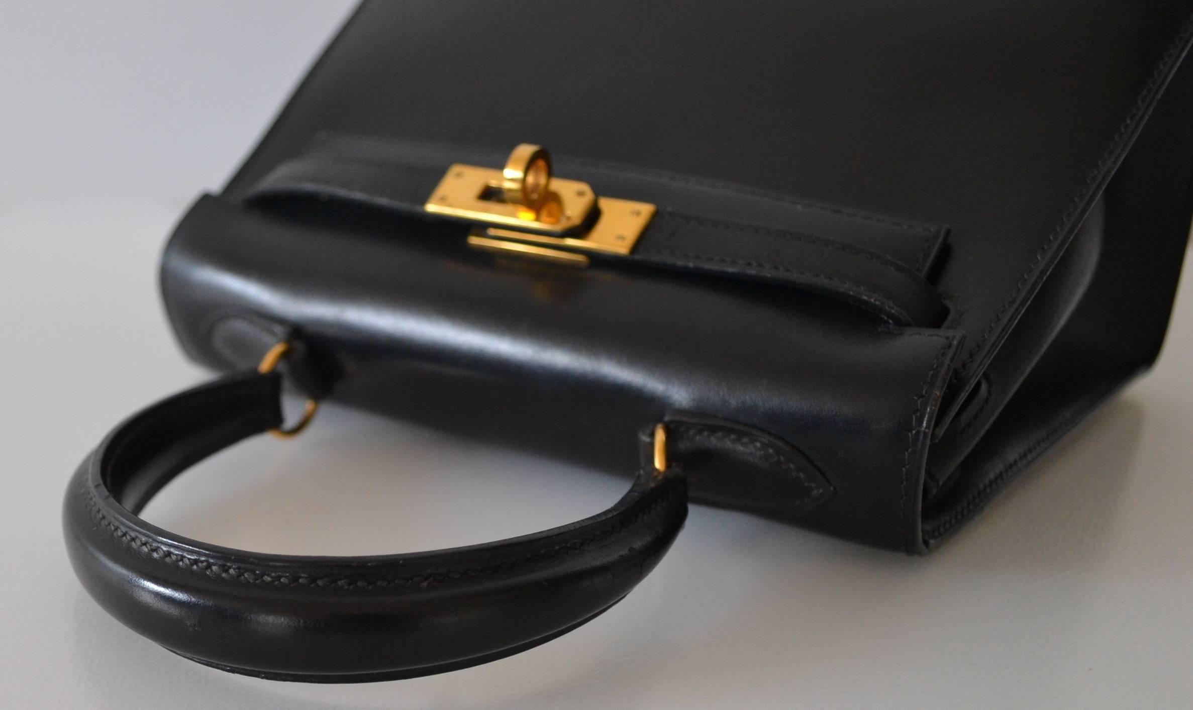 Hermès Kelly 20 Sellier Black Box
 
Rare Hermès Kelly 20 size handbag 
Black box Sellier
 
Golden plated hardware
 
Very condition
Corners are very good
Handle is very good
Chevre – goat lining with one pocket
Leather has gentle