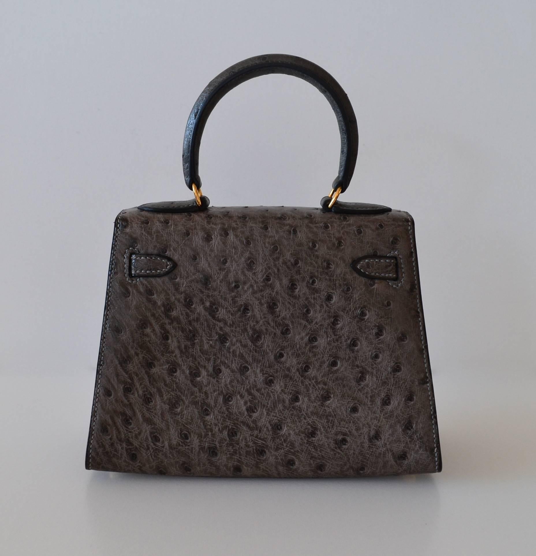 Hermès Kelly 20 Ostrich Sellier Anthracite
 
Rare Hermès Kelly 20 size handbag 
Ostrich Sellier in Anthracite color (grey)
 
Golden plated hardware
 
Excellent condition 8/10
Corners are excellent
Handle is perfect
Ostrich lining (very