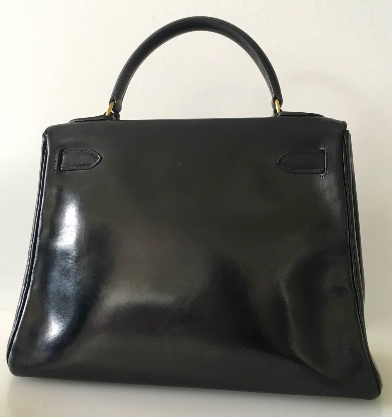 Hermès Kelly 28 Black box leather
 
Box « Retourne » leather in black color
Gold plated hardware
 
Good condition - Normal use
 
Usual scratches leather
Gentle scratches on hardware
Corners are good.
Interior is clean
Handle is in
