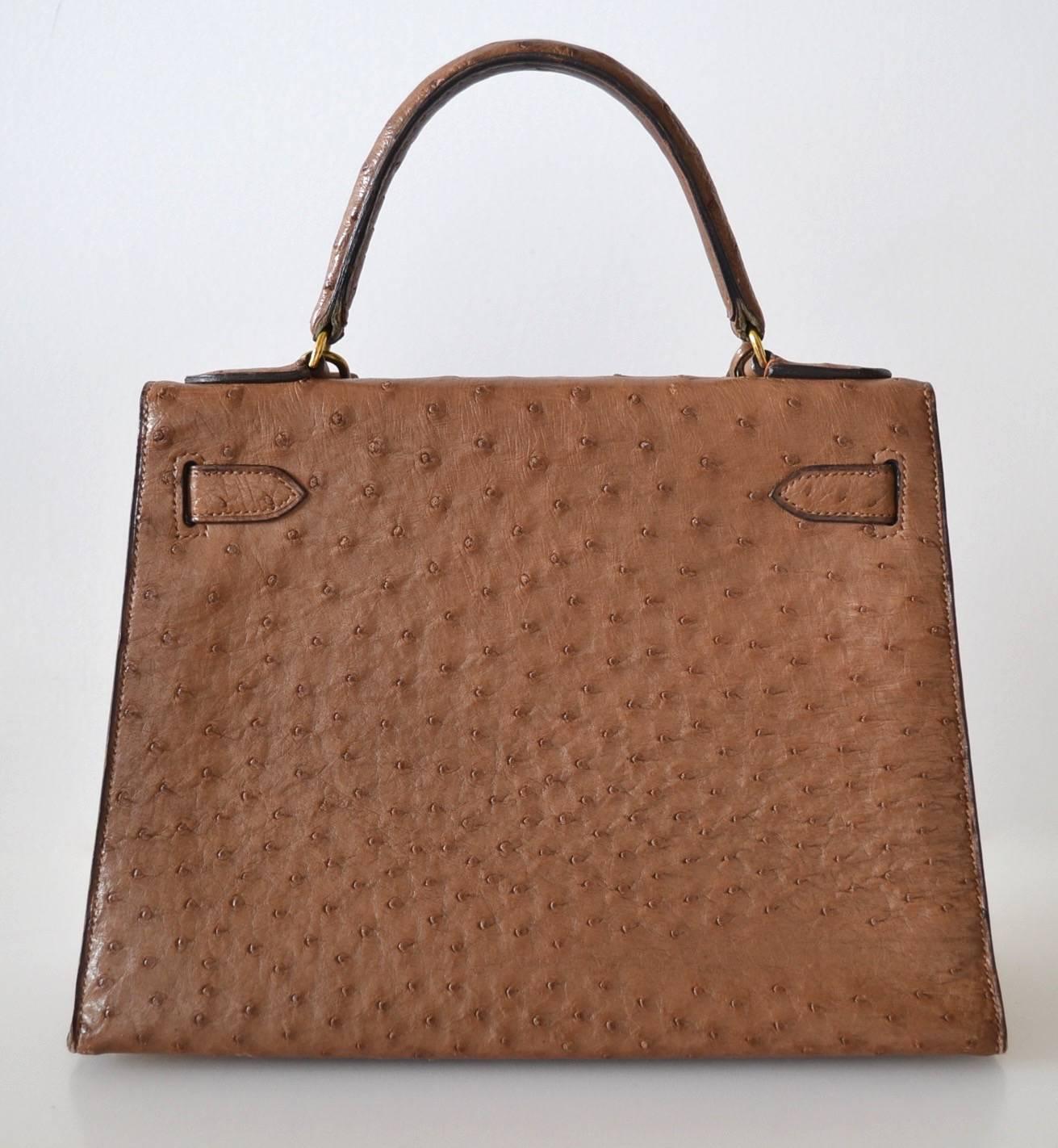 Hermès Kelly 28 Autruche Terre
 
Vintage condition – 7/10
 
Ostrich skin
Terre color
Gold hardware
No stamp visible – Around 70s
 
Handle is in good condition
Corners are in good condition (no holes)
Interior is clean – Chevre goat