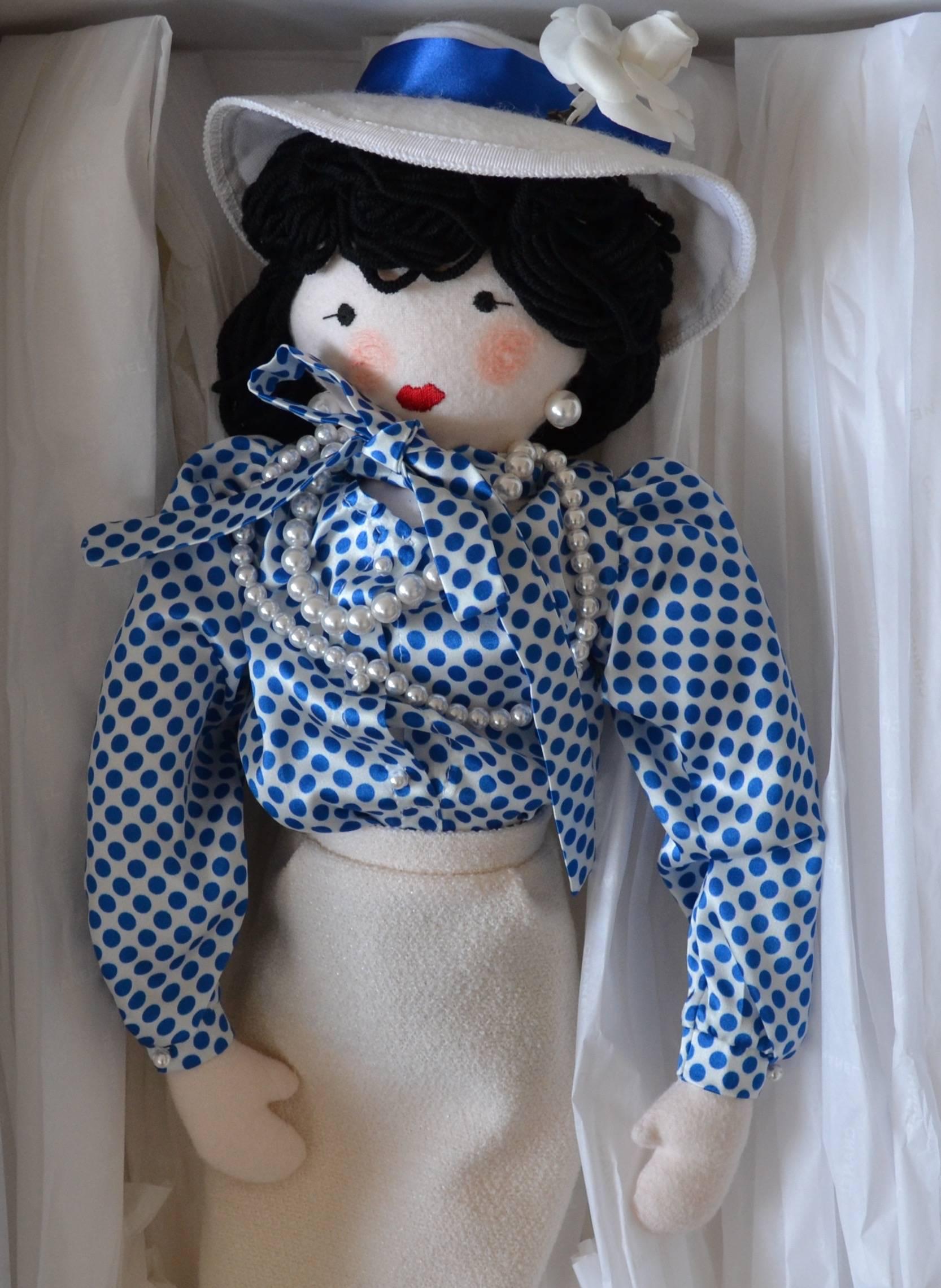 Chanel Doll Coco by Colette
Collector piece - 2011
Chanel brand and Colette luxury Parisian concept store
Chanel designed clothes
Top with famous Colette blue spot - Hat with a Chanel camelia - pearl necklace - silk top - jersey dress
 
Dimensions :