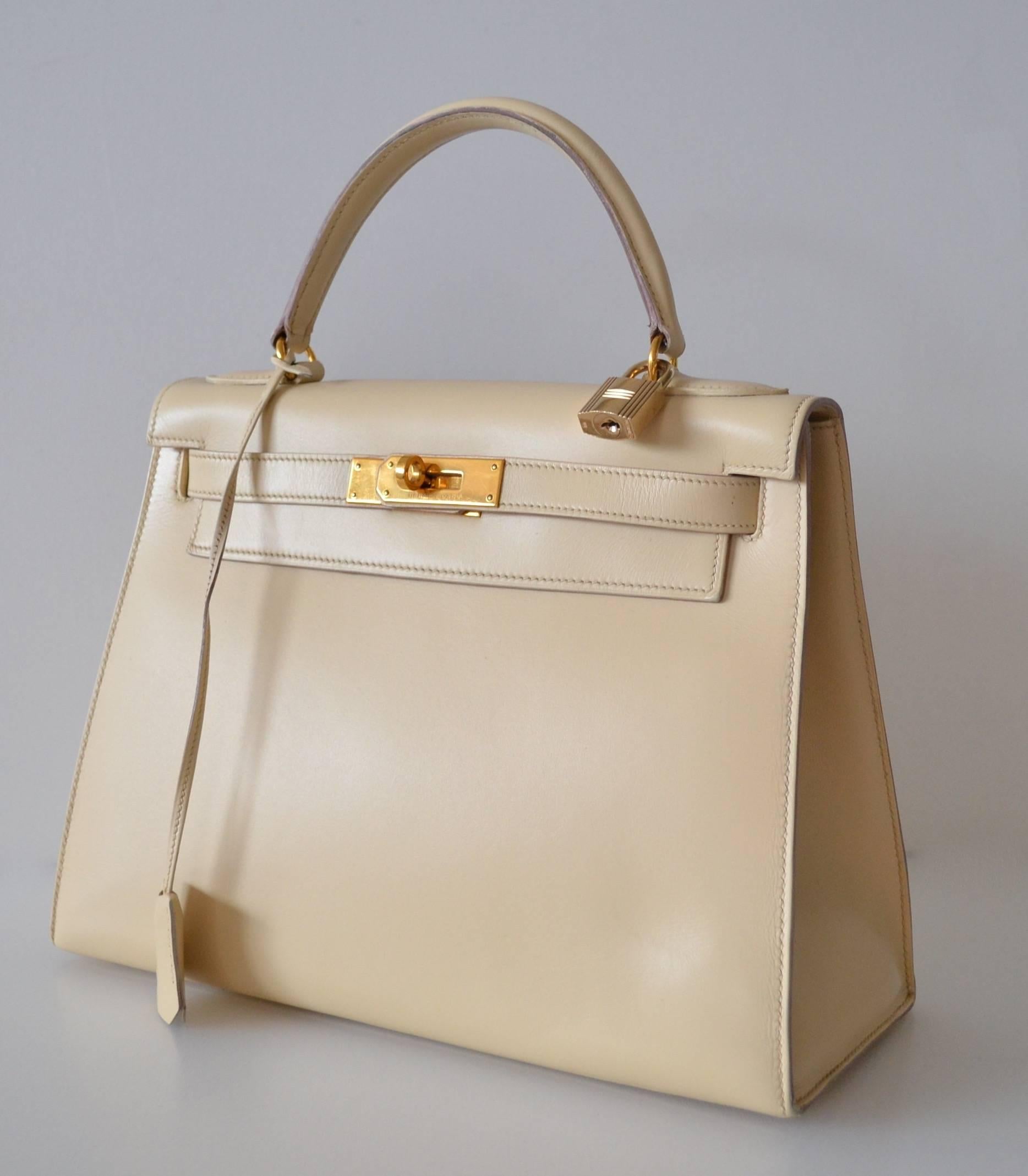 Hermès handbag Kelly 28 Sellier Coquille d’œuf Box
Very rare color 
Coquille d’œuf is for Eggshell with gold plated hardware
 
Very good condition
Box leather is in very good condition - Box was refurbished and polished.
Sellier has still its