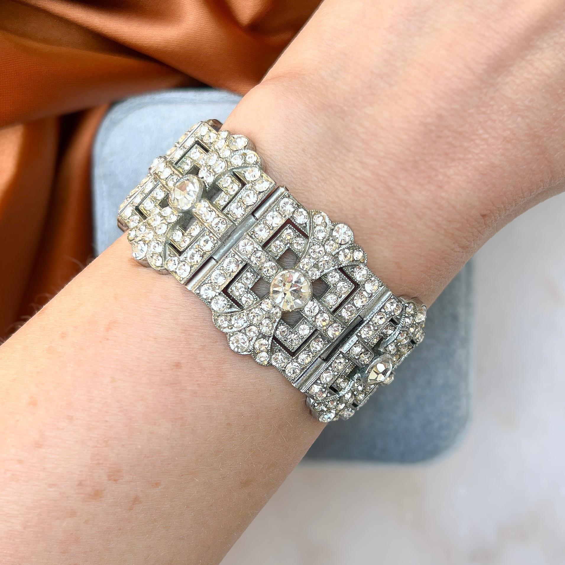 Questo elegante bracciale risale agli anni '1930. Ha un design largo raro da trovare. 

Rapporto sulle condizioni:
Molto bene - Un po' di usura nella placcatura sul retro del bracciale. Questo è evidente solo dopo un'attenta ispezione e non
