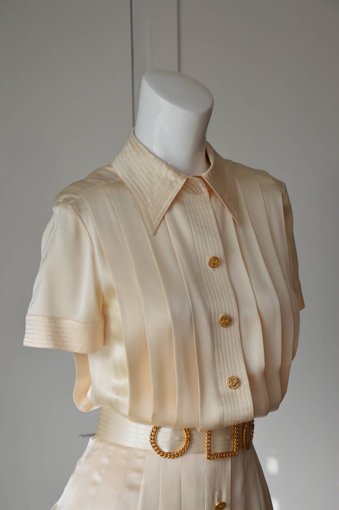 1980s Chanel Off White Flat Pleated Silk Belted Dress In Excellent Condition For Sale In Paris, IDF