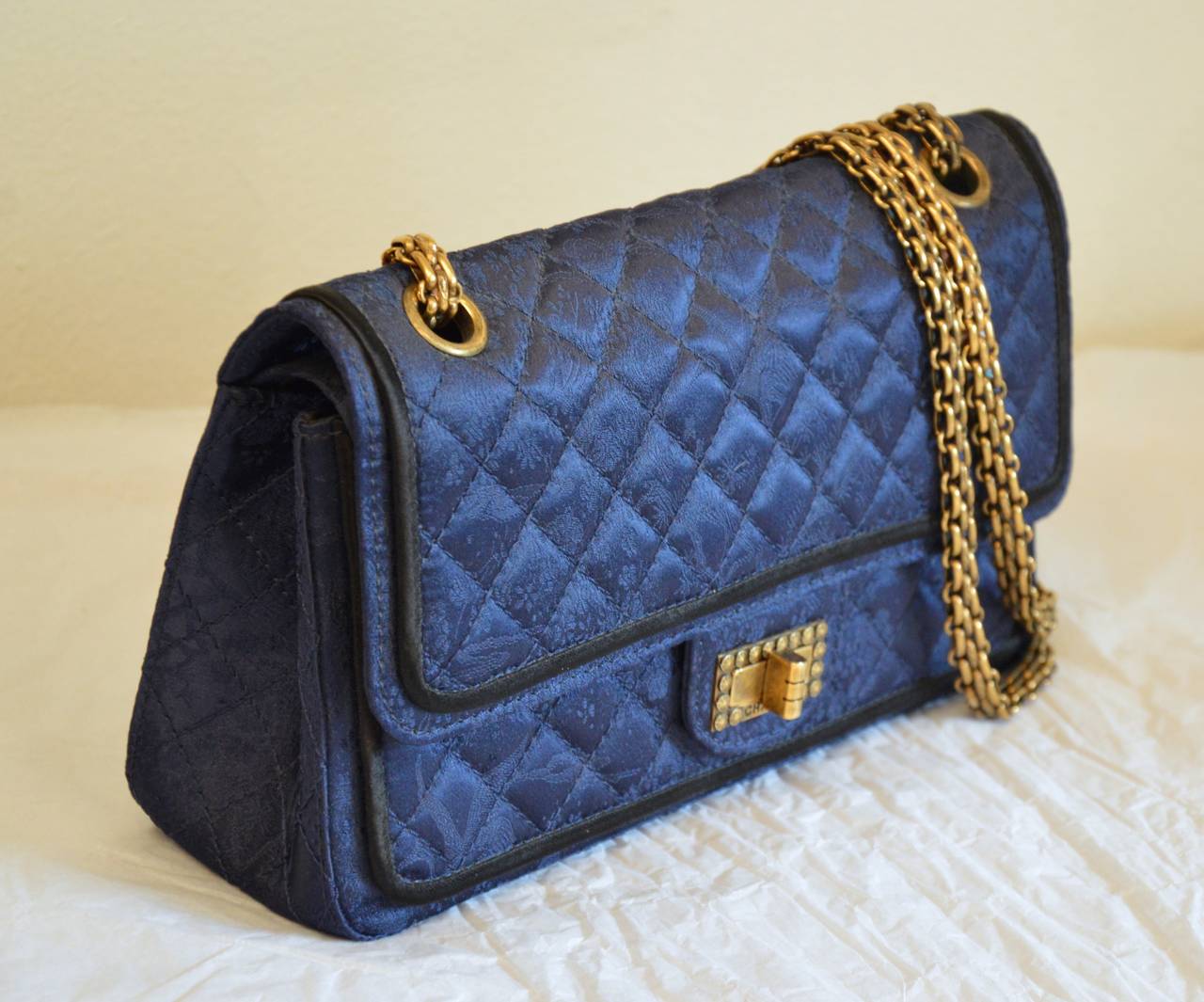 Chanel Paris-Pekin Collection Printed Night Blue Silk Satin Bag
Dimensions: L26cm * H15cm * W7.5 cm
Collector
antique gold chain shoulder strap: 108cm, 
2 flaps, one flap pocket in 1, 
3 inside pockets