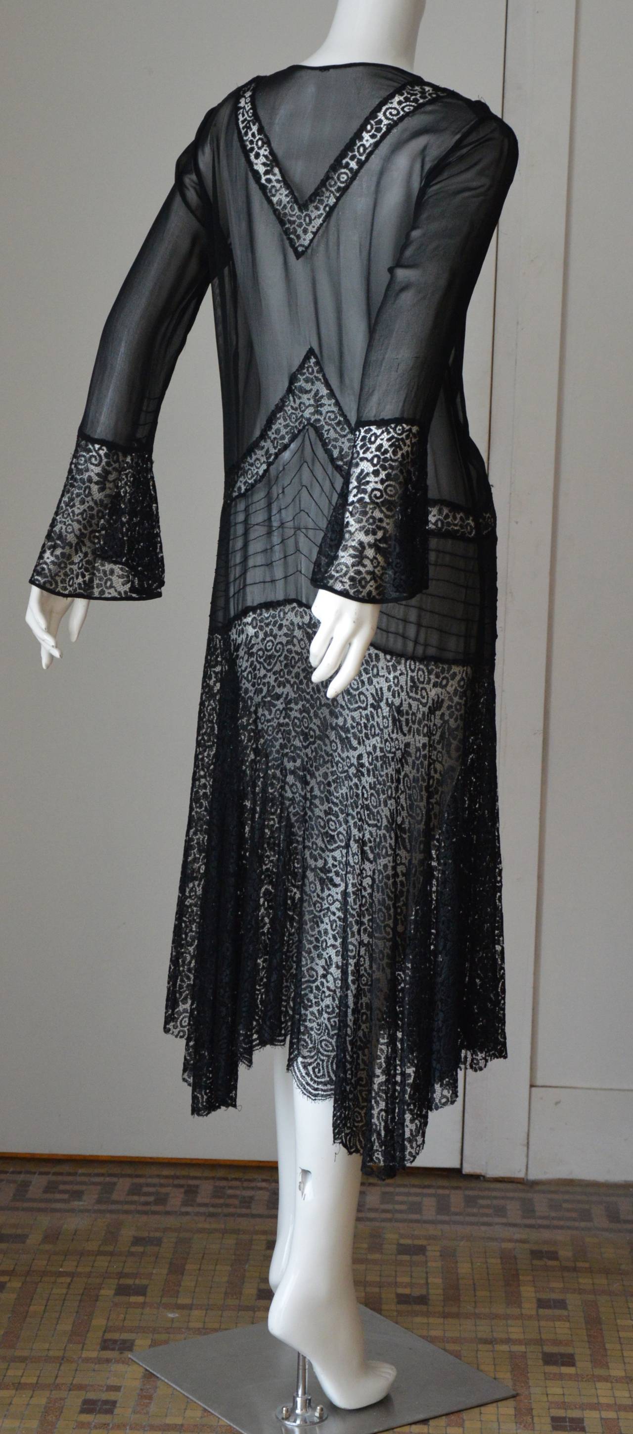 1930s Rare Black Bias Cut Lace Evening Gown In Good Condition In Paris, IDF