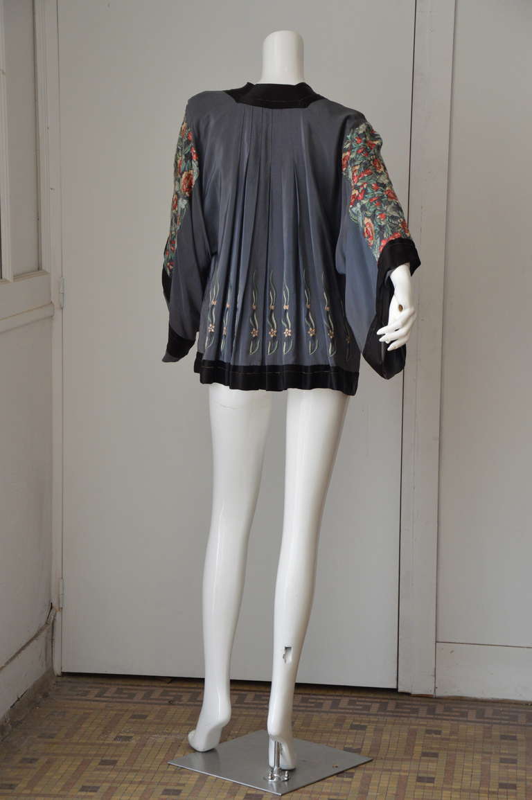 1920s Short Kimono Veste from Babani, 89 bld Haussmann, Paris. Grey-blue silk striped with black satin. Pivoines and butterflies embroideries. 
The lining has damaged and has to be changed otherwise the item is in good state, no  stains no