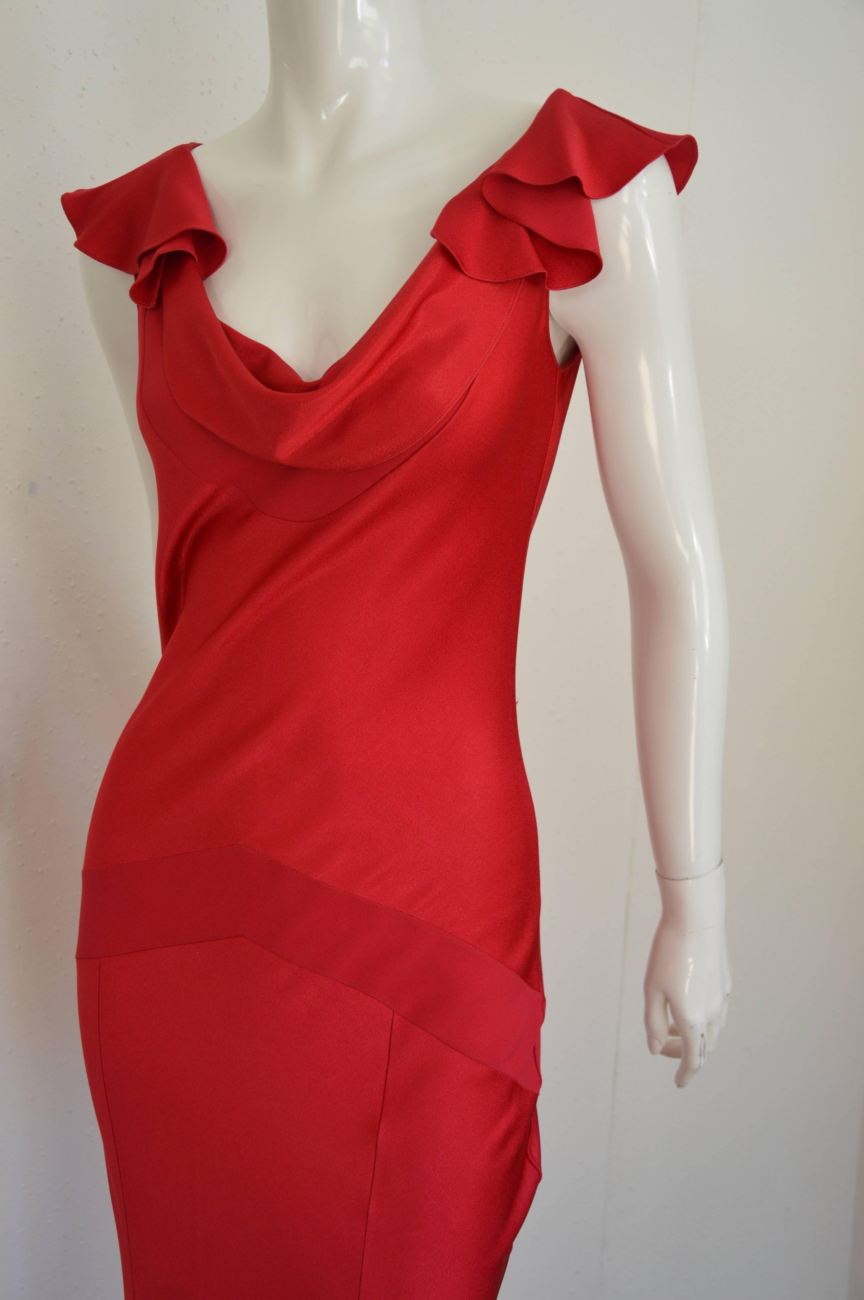 Vintage John Galliano red satiné sleeveless cocktail dress featuring ruffles at the shoulders and a graphic sewing technic at the lower waist. 
Measurements :
Bust : 84 cm 
Waist : 76 cm
Hips : 88 cm
Total Length : 1m50