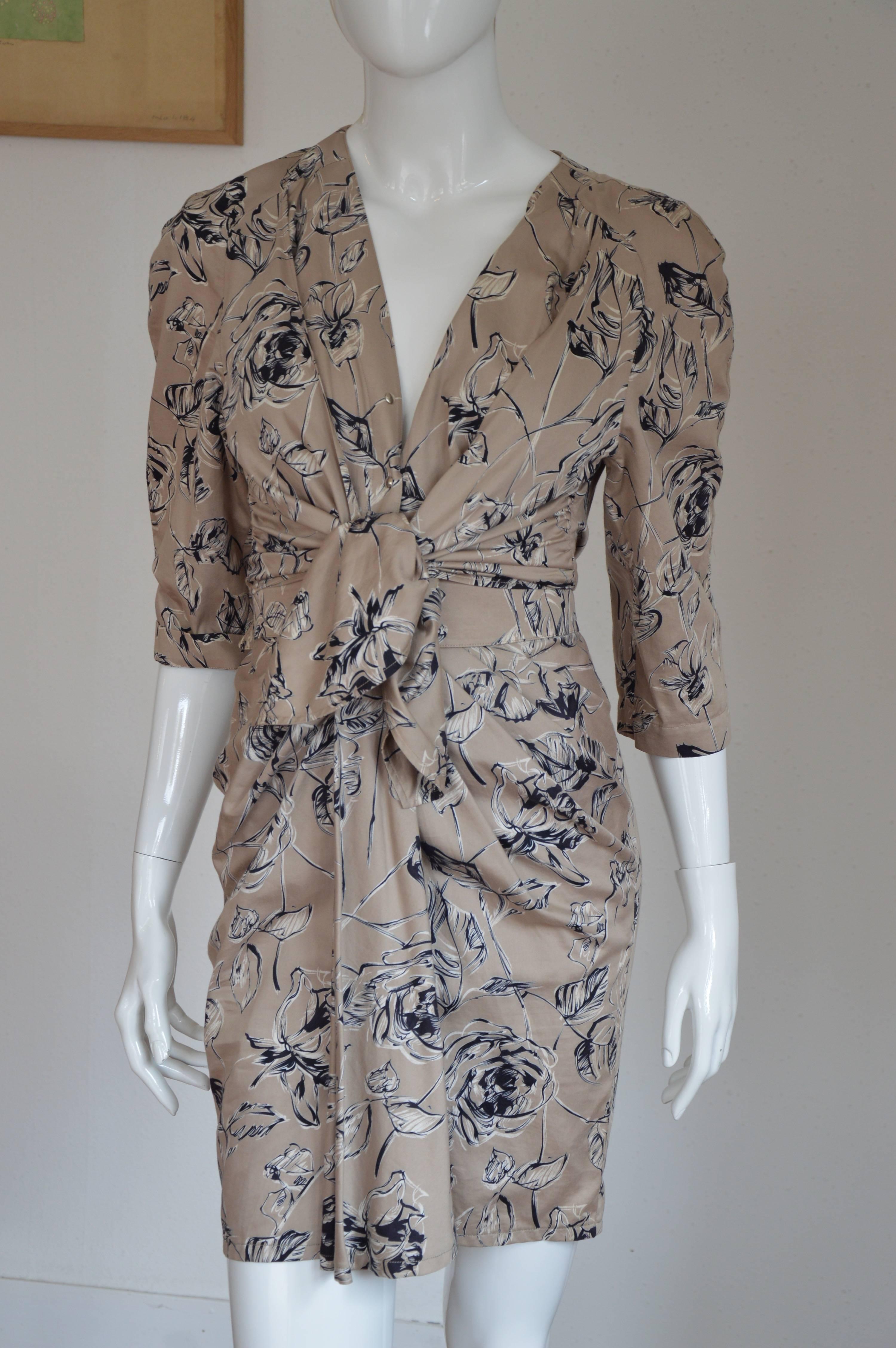 Exquisite Thierry Mugler romantic black and white roses motif on a beige cotton fitted dinner dress.
XS
