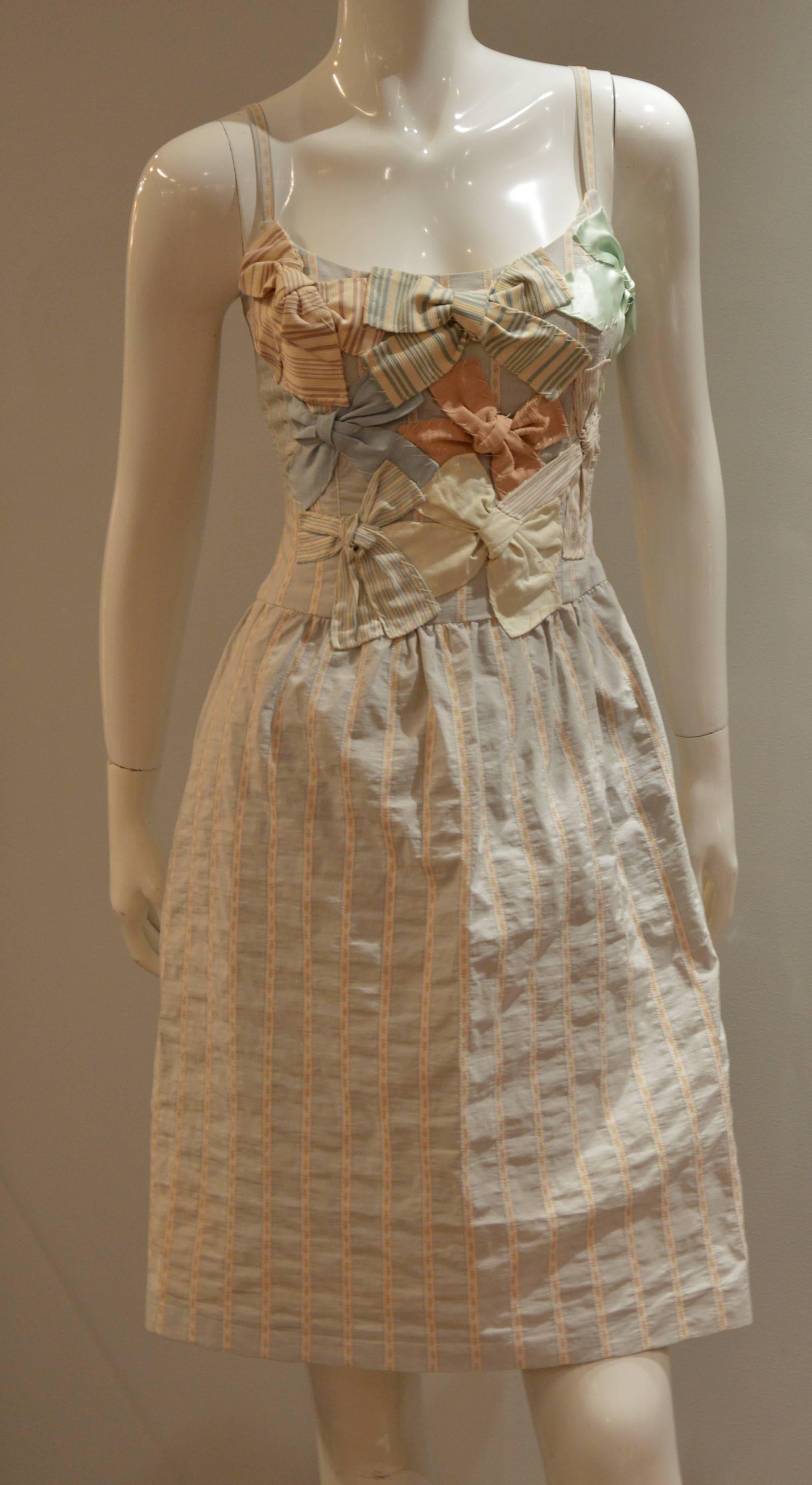 Elegant and Rare Moschino Bow Coton Dress In New Condition In Paris, IDF