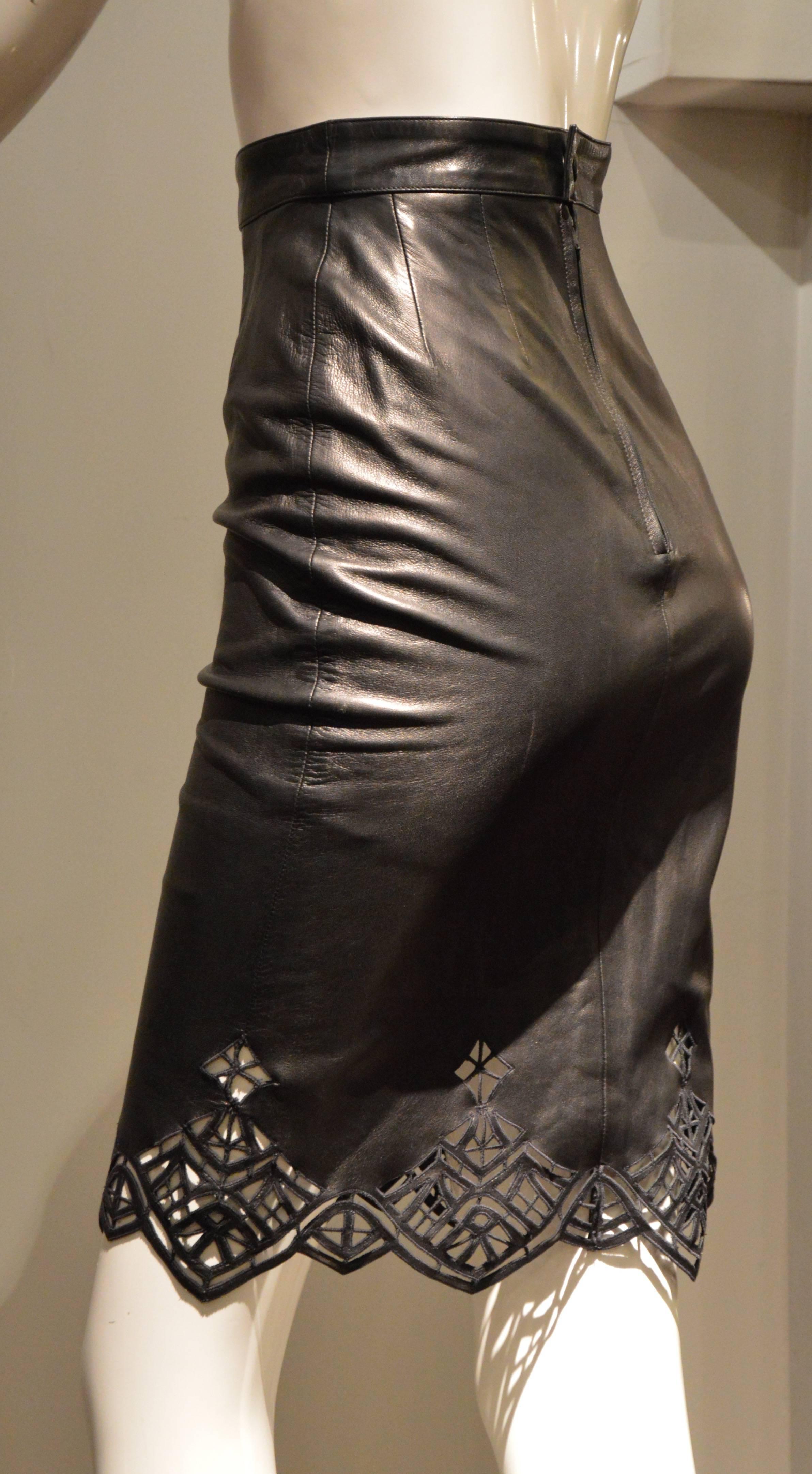 Striking Nina Ricci Leather Pencil Skirt In Excellent Condition For Sale In Paris, IDF