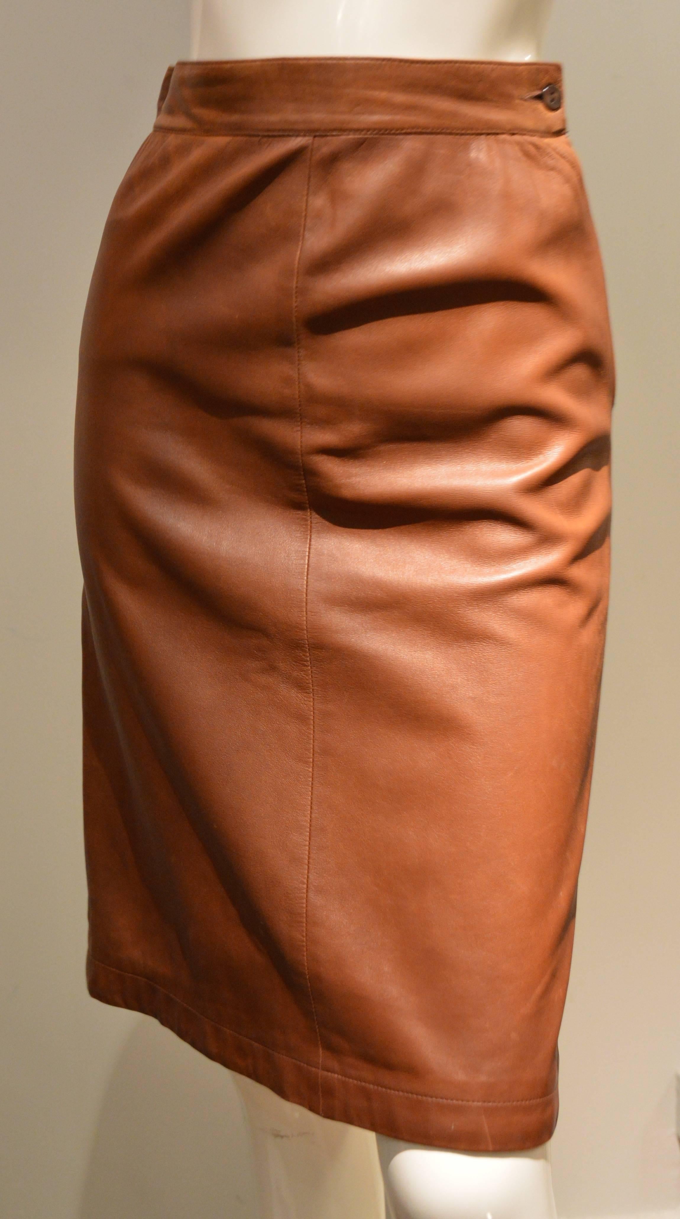 Looking good YSL Rive gauche leather skirt, pencil shape but slightly widen at bottom.
French size 38 which matches a US 6, UK 10 and JAPAN 9.
Measurements :
Waist : 72 cm
Hips : 88 cm
Total Length : 64 cm