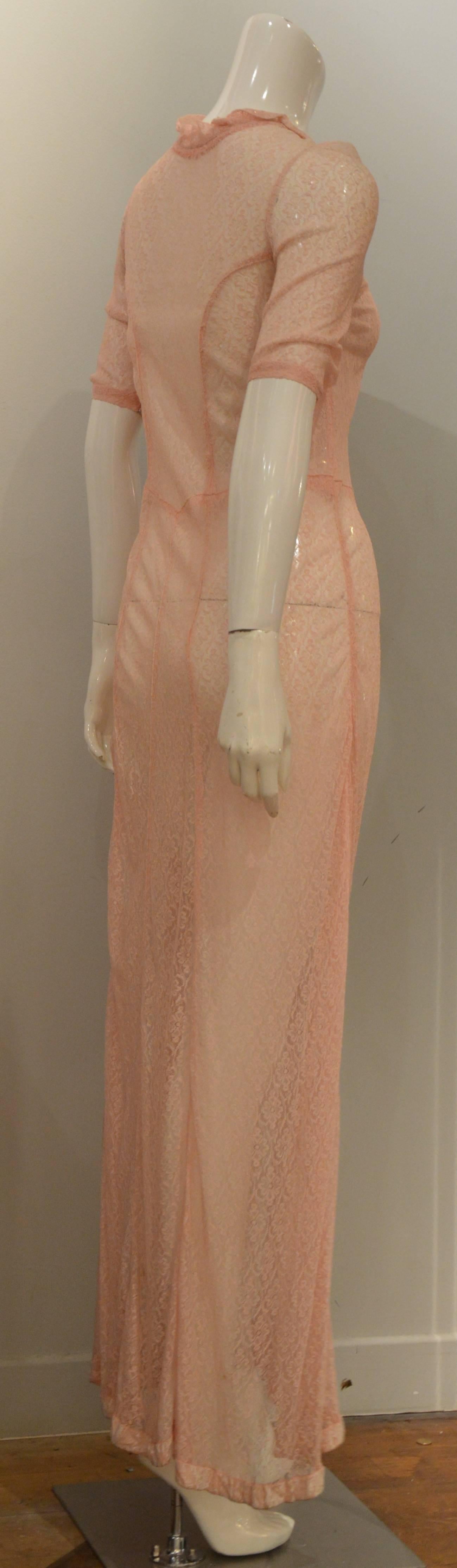 Very modern 1920s lovely and cool lace see through dress. Very good condition but still few holes need to be repaired. Exceptional soft pink color and quite stretchy fabric.
Measurements :
Shoulders : 38-40 cm
Bust : 72 cm - 76 cm
Waist ; 76 cm - 80