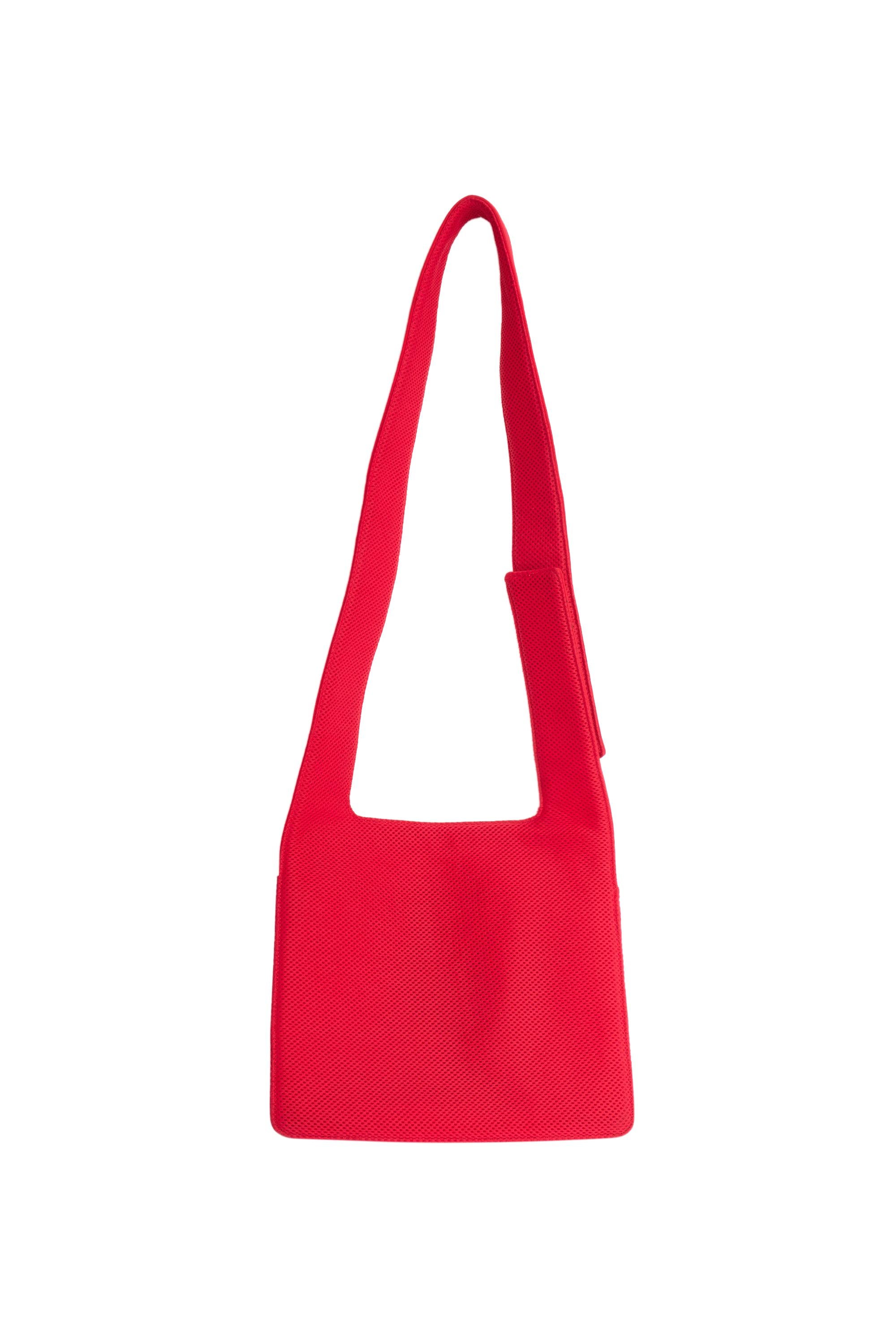 Sac croisé Vintage Miu Miu F&F Vintage 1999. Il se compose d'un tissu en néoprène et en maille de nylon rouge, du logo Miu Miu gravé sur le devant, d'une ouverture zippée sur la poche principale de taille moyenne. Deux compartiments à l'avant pour