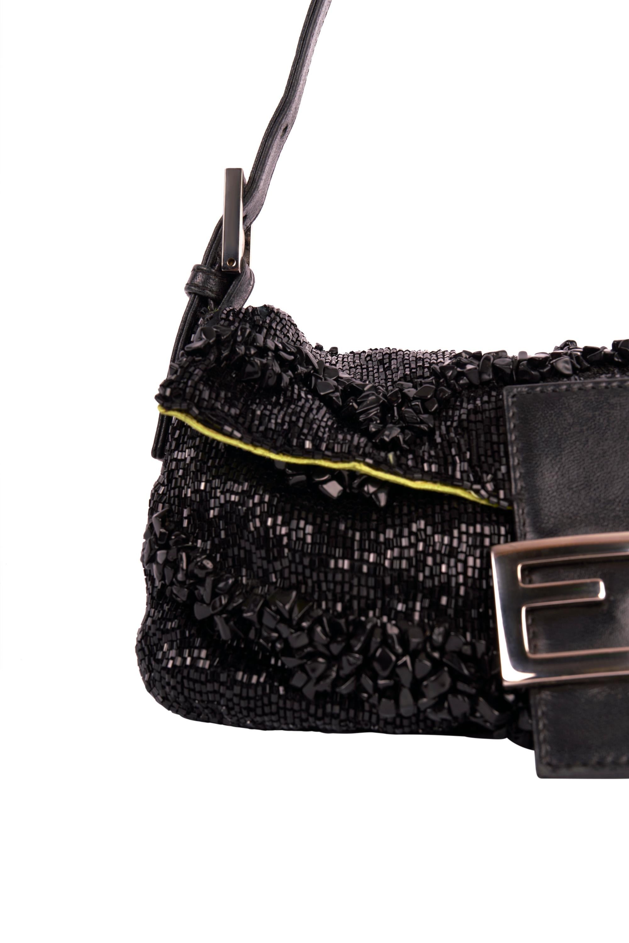 Vintage Fendi fin des années 1990, sac baguette à bandoulière en paillettes noires. Caractéristiques : paillettes noires  allover, sangle réglable en cuir noir avec boucles matérielles marquées Fendi, rabat iconique en cuir et métal Fendi avec