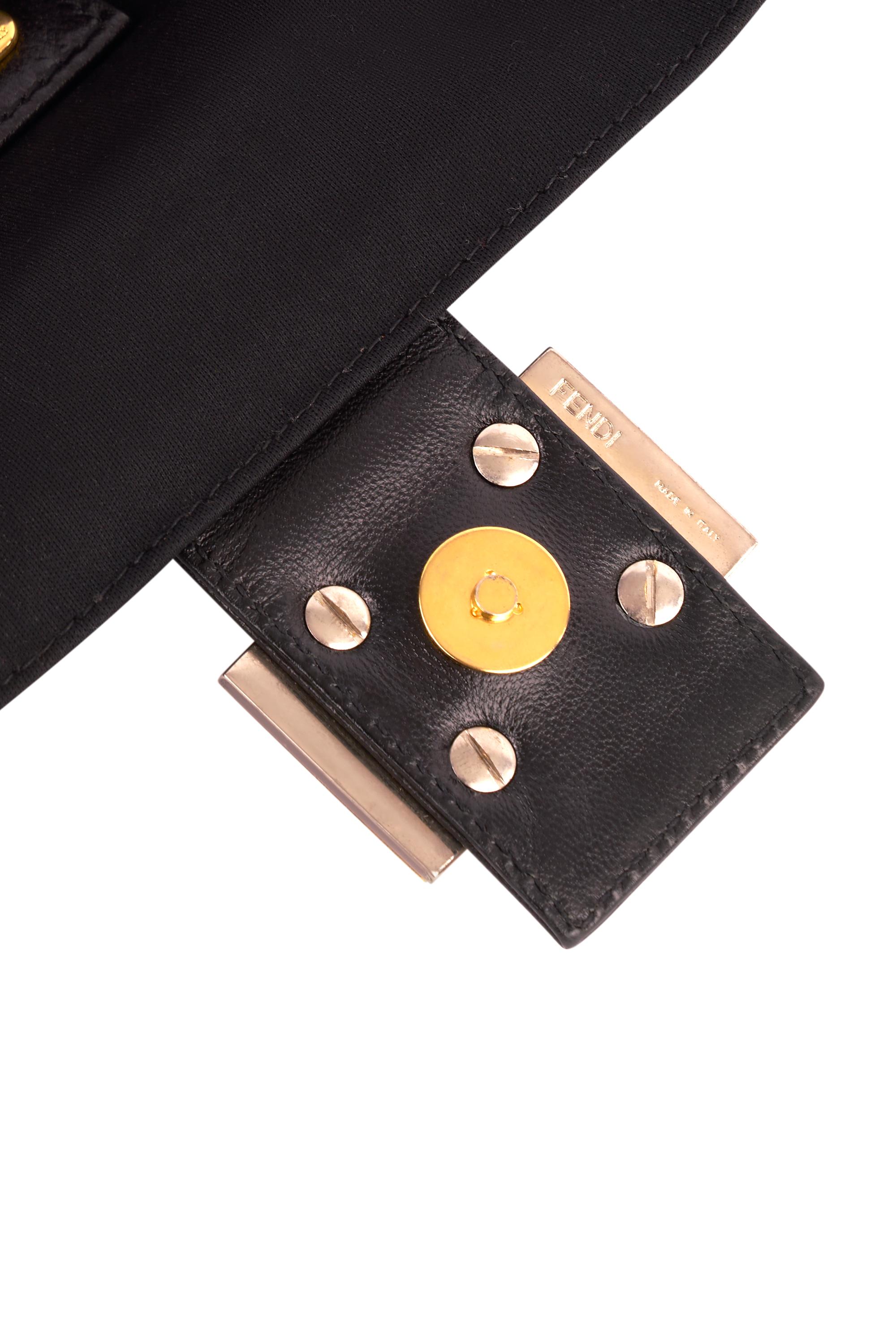 Vintage Fendi 1990's Black Suede Baguette Bag Baggage en vente 2