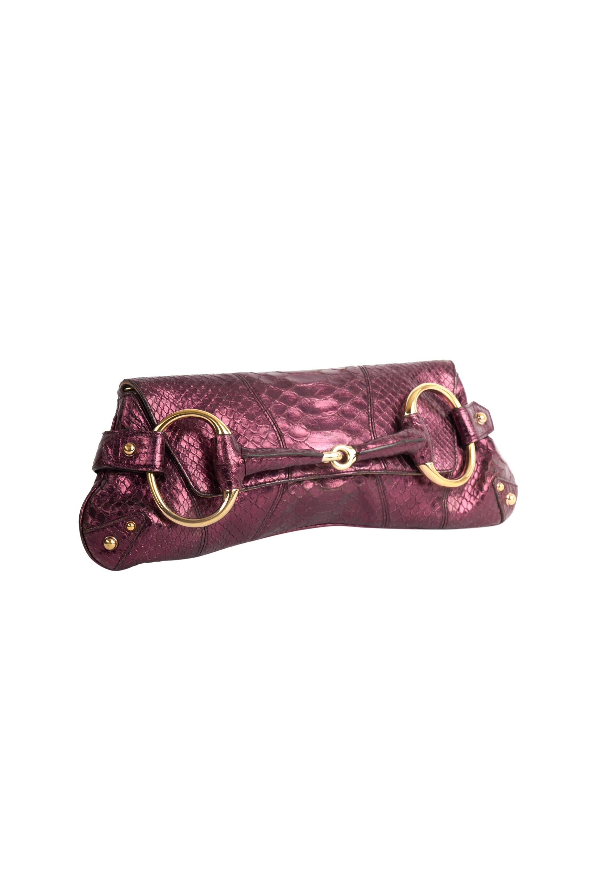Pochette en python métallique violet de Tom Ford pour Gucci 1995 - pièce de collection. Il présente les détails dorés en mors de cheval signature, une peau en cuir de python, une fermeture magnétique marquée Gucci et une poche intérieure. En très