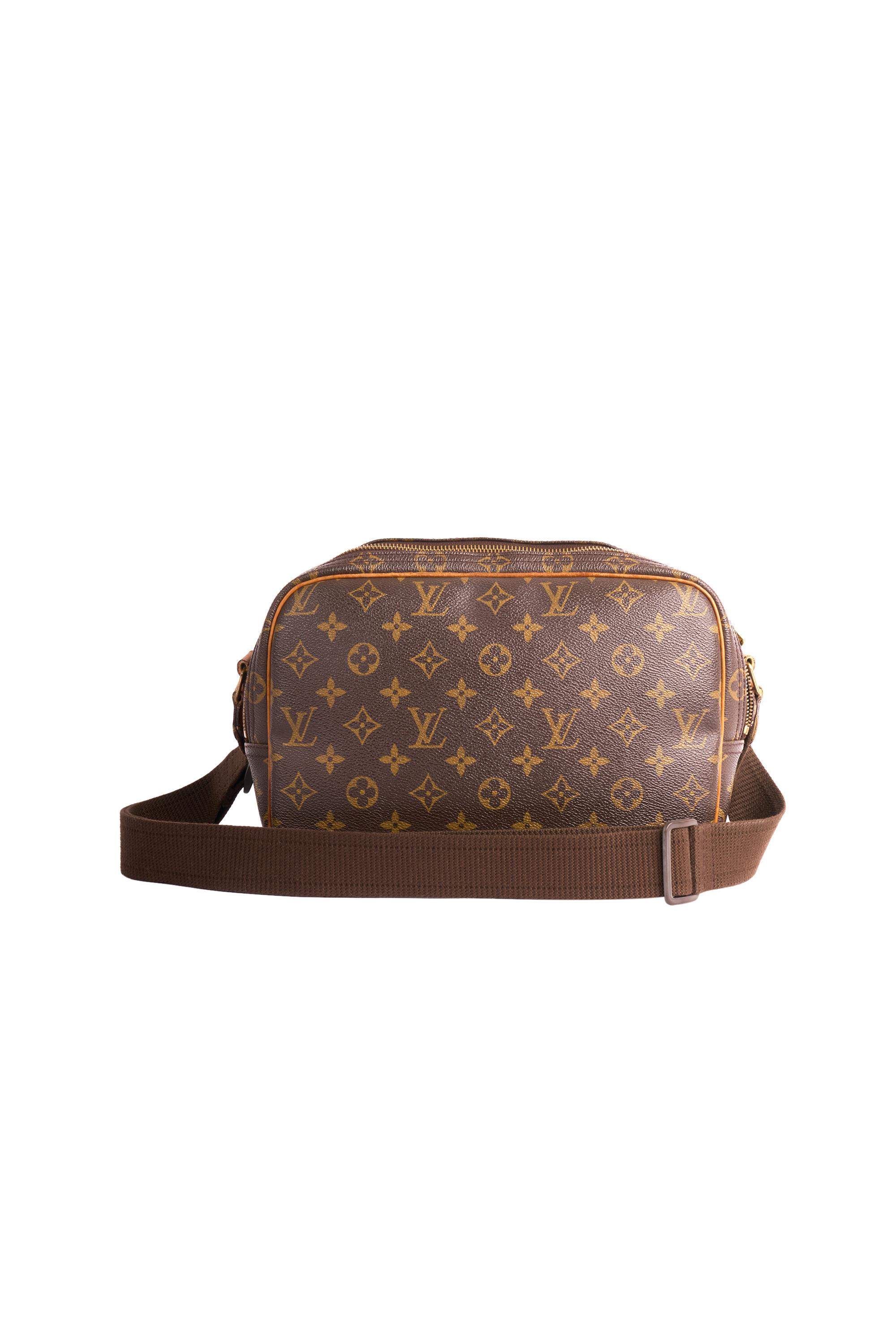 Vintage 1990's Louis Vuitton Monogram messenger crossbody bag. Le corps est en cuir marron avec le monogramme emblématique sur tout le corps, poche avant, deux grandes poches principales qui s'ouvrent avec une fermeture à glissière sur le dessus,