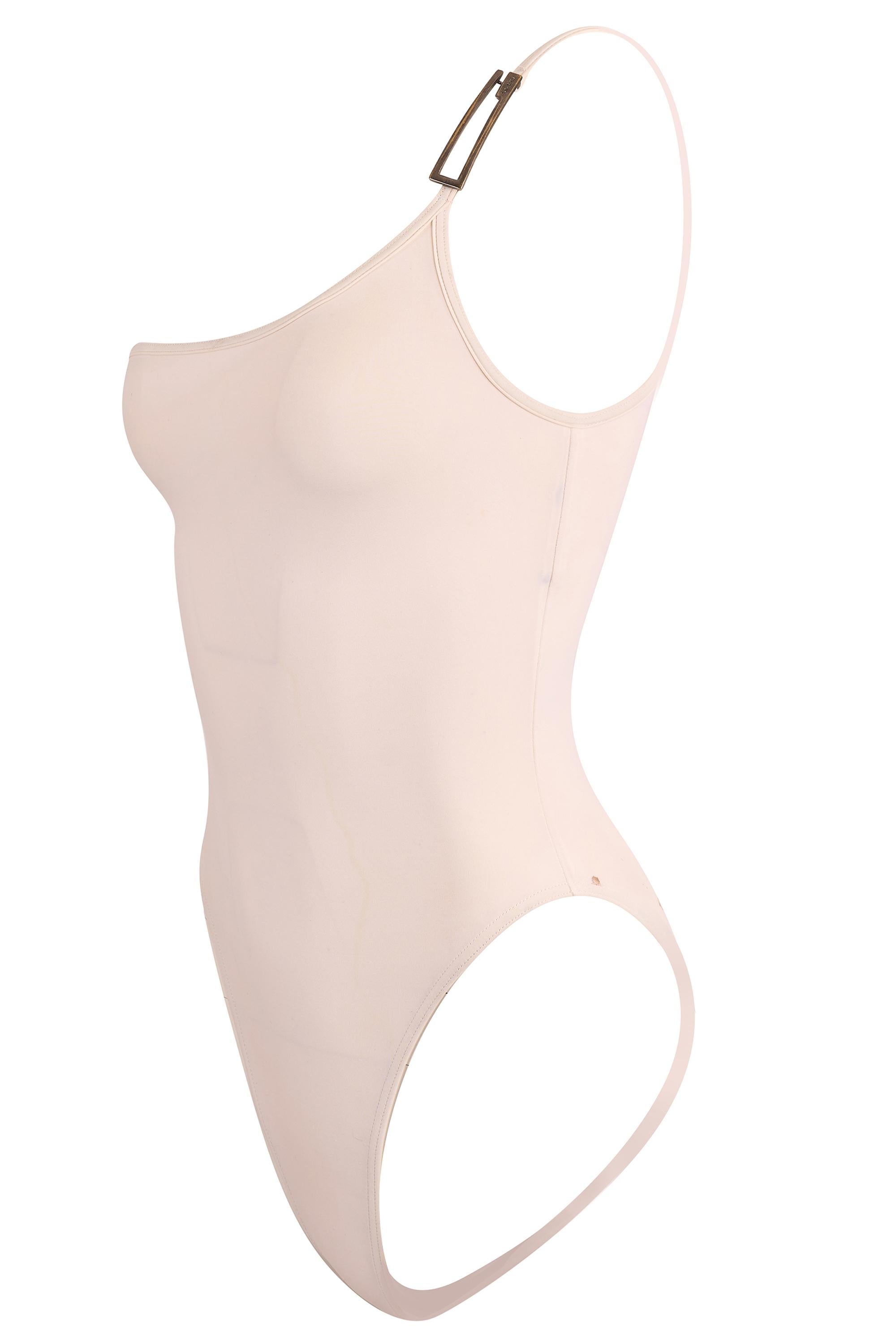 Tom Ford for Gucci S/S 1998 Runway white swimsuit/Bodysuit. Le logo emblématique G en métal est apposé sur une épaule. En bon état vintage (Comme illustré il y a une petite marque sur le côté avant droit).

Marque : Gucci
Taille : UK 8
Couleur :