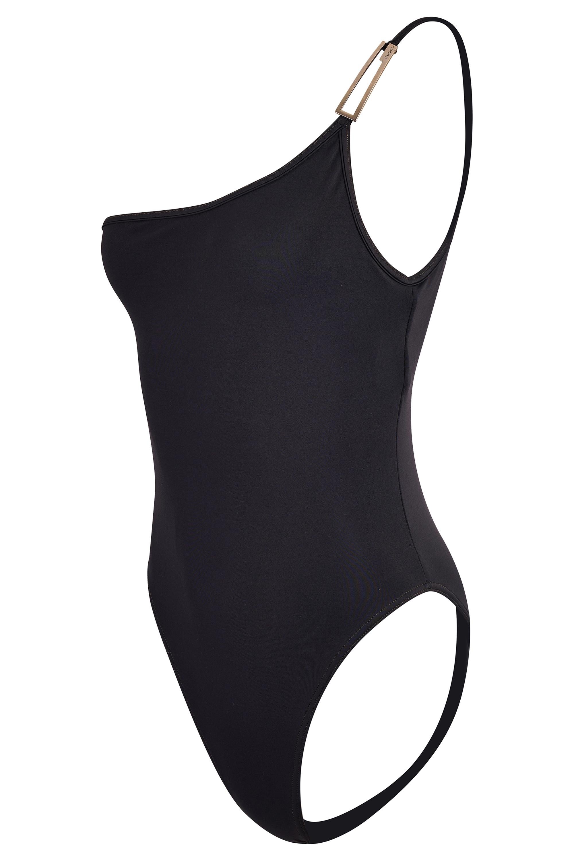 Maillot de bain bleu marine Tom Ford for Gucci S/S 1998 Runway. Le logo emblématique G en métal est apposé sur une épaule. Vintage, en excellent état. 

Marque : Gucci
Taille : UK 8-10
Couleur : bleu marine
Taille moderne : UK : 8-10 , US : 4-6, EU