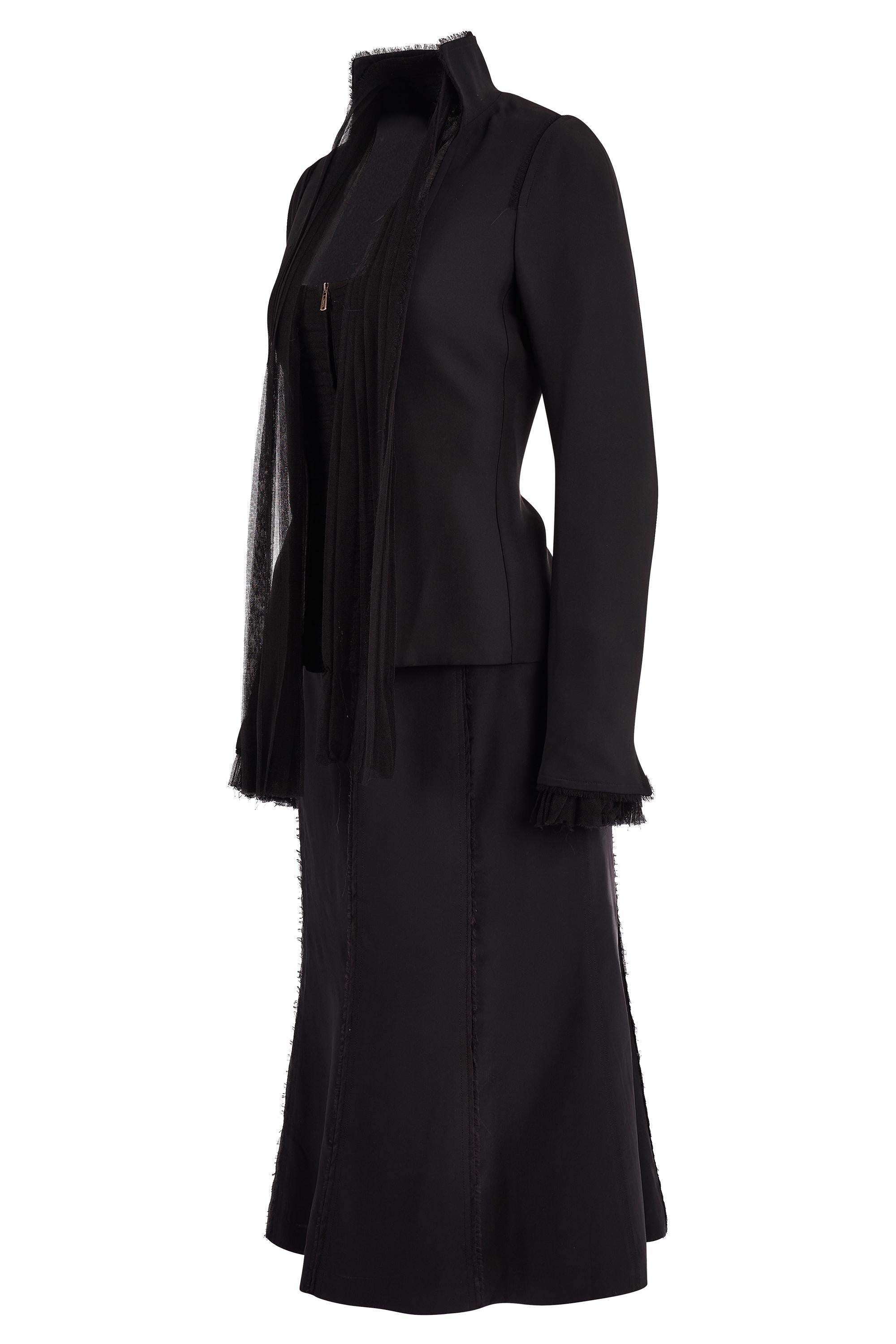 Vintage Yves Saint Laurent Rive Gauche by Tom Ford A/W 2002 black silk scarf co ord set. La veste présente une silhouette ajustée avec une forme de sablier, un détail de foulard en mousseline de soie drapé le long du col et des poignets. Garniture
