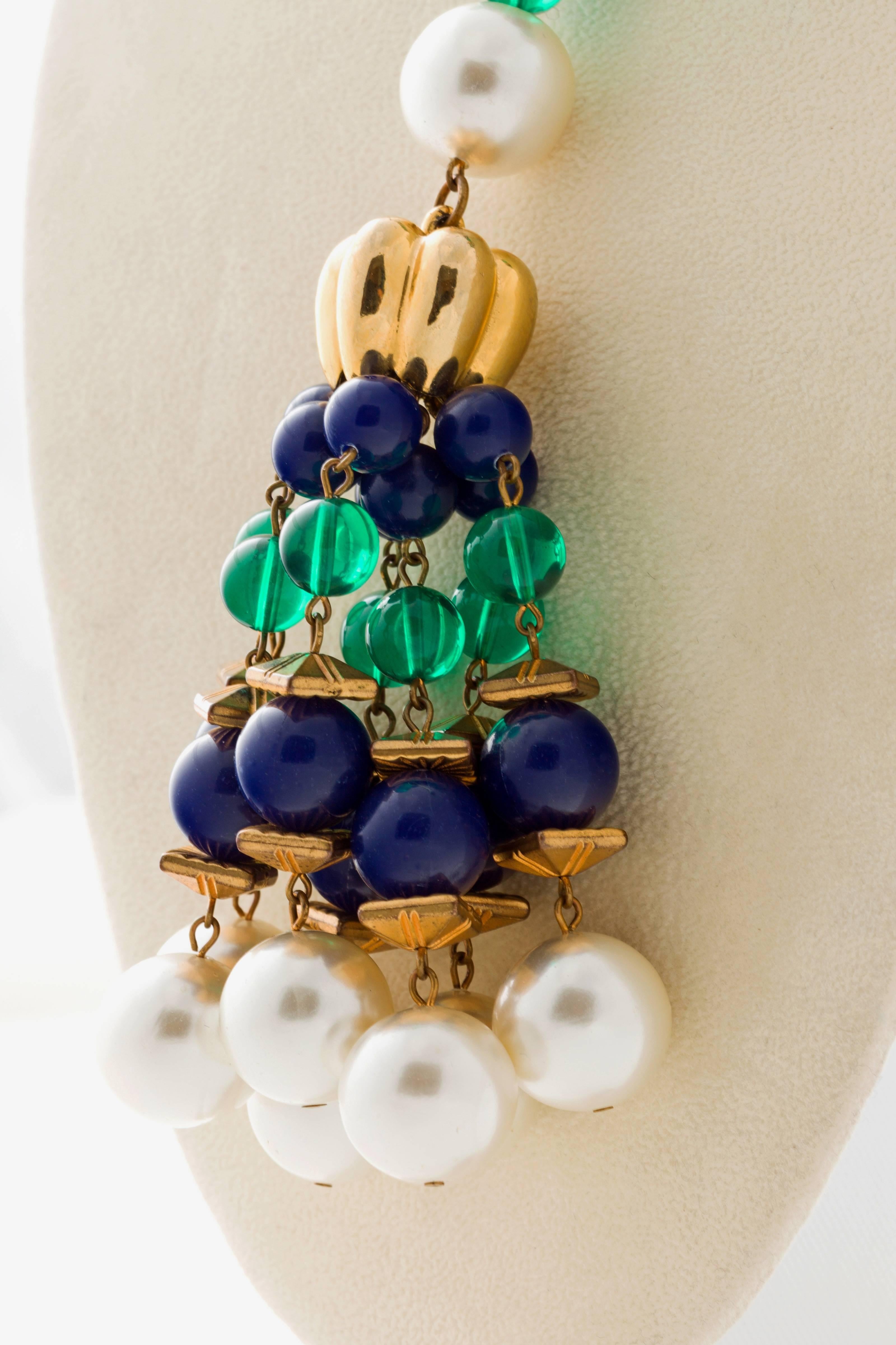 Superbe collier Sautoir en fausses perles françaises avec des perles en lucite bleue et verte avec des accents en laiton doré se terminant par un fermoir français.  Belle pièce vintage qui a une touche de Chanel.  Non signée.  La chute de la perle