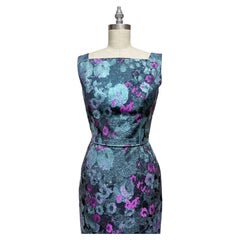 Kleid mit quadratischem Ausschnitt und schmaler Taille aus hellblauem und lavendelfarbenem Brokat