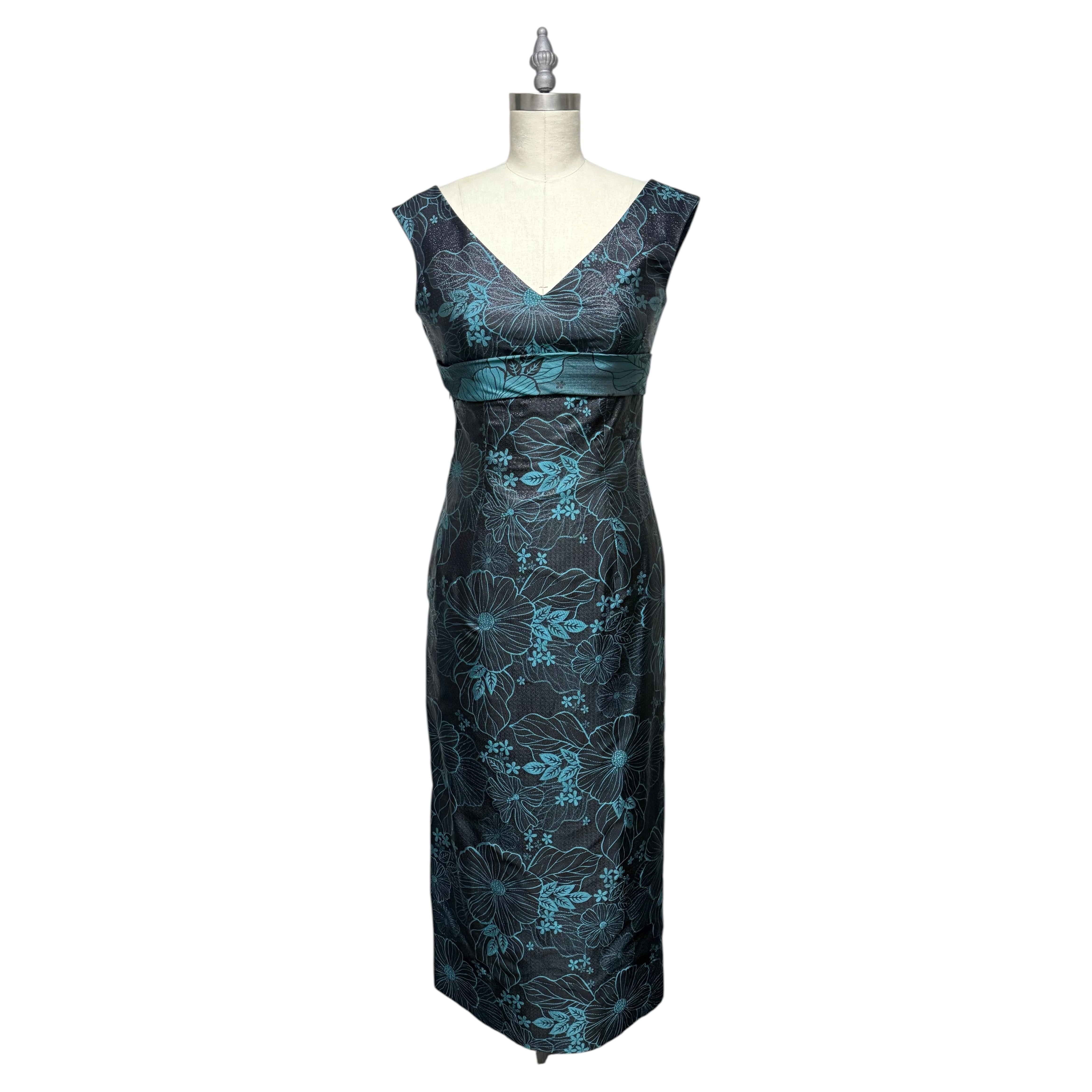Vestido de Barbara Tfank con cuello en V, estampado jacquard floral en azul medianoche y verde azulado, y lazo en la espalda