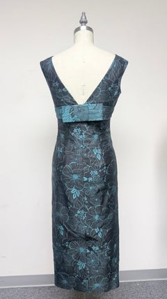 Abito con scollo a V in jacquard floreale nei toni del blu notte e del verde acqua di Barbara Tfank, con fiocco sul retro