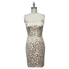 Schmal geschnittenes Kleid aus Baumwoll-Brokate im französischen Stil in Metallic-Gold und Elfenbein