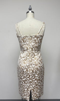 Barbara Tfank – Schmal geschnittenes Kleid aus Baumwoll-Brokat in Metallic-Gold und Elfenbein