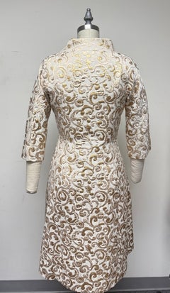 Barbara Tfank – Auffälliger Mantel aus französischem Baumwollbrokat in Metallic-Gold und Elfenbein