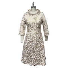 Auffälliger Mantel aus französischem Baumwollbrokat in Metallic-Gold und Elfenbein