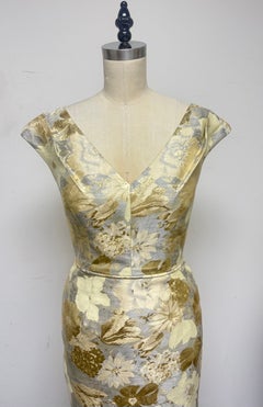 Barbara Tfank – Malerisch-abstraktes Blumenmuster in Gold und Creme-Sand – Schlankes Kleid mit V-Ausschnitt