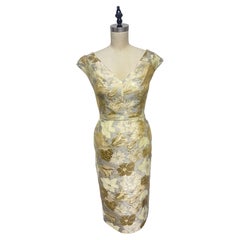 Malerisch-abstraktes Blumenmuster in Gold und Creme-Sand – schmales Kleid mit doppeltem V-Ausschnitt