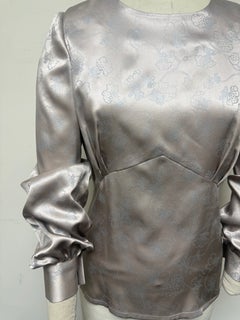 Barbara Tfank – Bluse aus Schweizer Seidencharmeuse mit Blumenmuster in Mauve und Silber