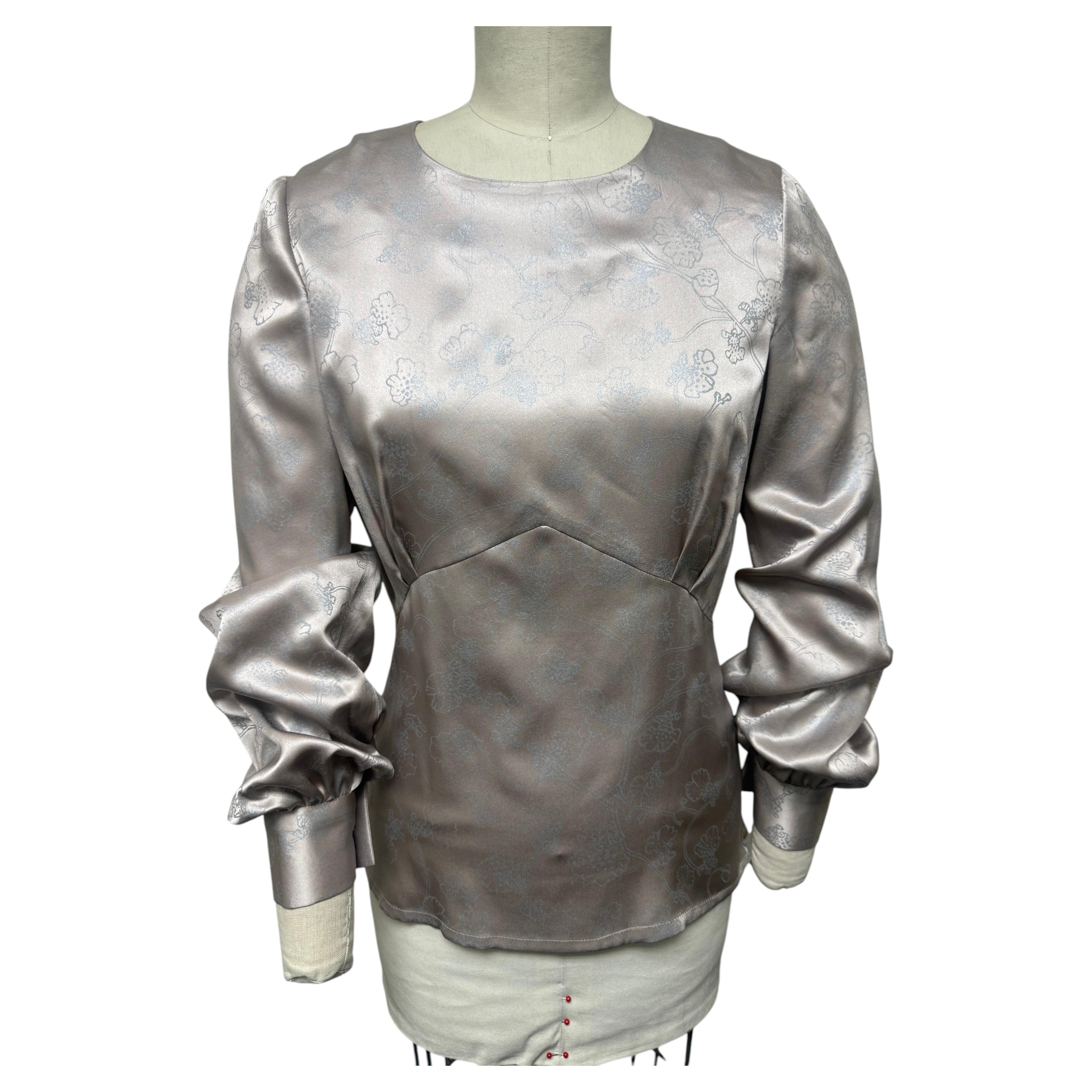 Blusa de charmeuse de seda suiza con estampado floral en tonos malva y plateado de Barbara Tfank en venta