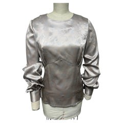 Blusa de charmeuse de seda suiza con estampado floral en tonos malva y plateado de Barbara Tfank