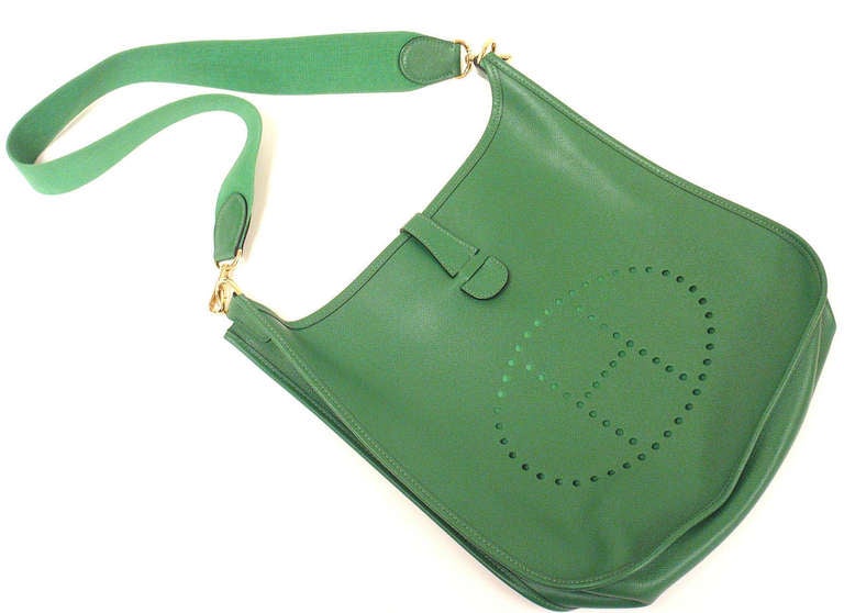 HERMES EVELYNE GM VERT BENGALE EPSOM LEATHER GHW SHOULDER BAG, 1996

This bag is in excellent condition. Features soft leather exterior with sueded leather interior. Bengale (kelly green) leather with matching canvas strap.

Please note, color