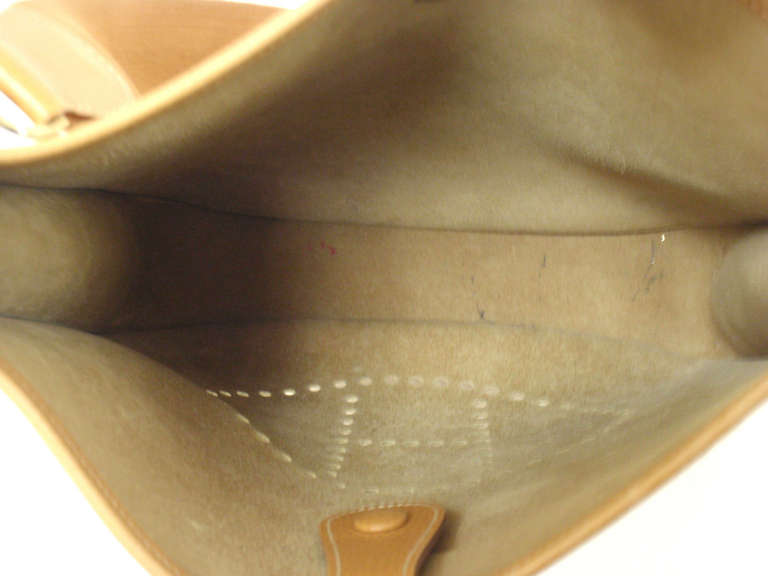 Sac à bandoulière Hermès Evelyne GM en cuir Clemence or, 1997 en vente 4
