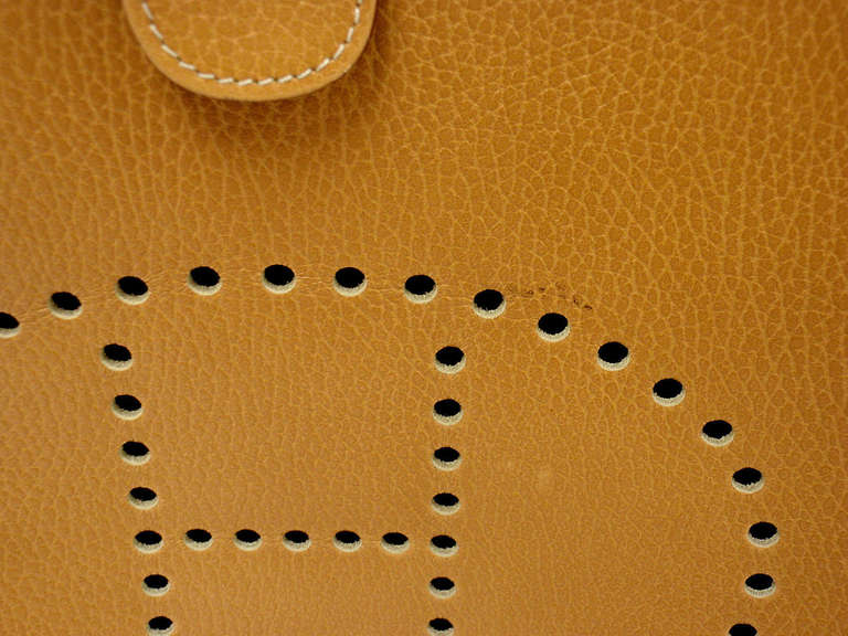 Sac à bandoulière Hermès Evelyne GM en cuir Clemence or, 1997 Excellent état - En vente à Holland, PA