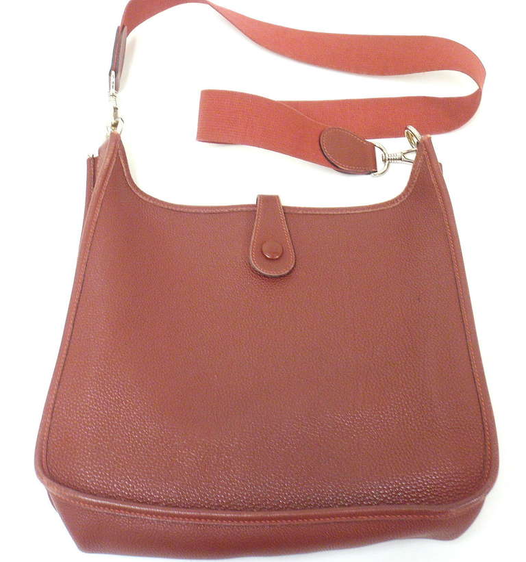 Hermes Evelyne PM burgunderrote SHW Umhängetasche aus weinrotem Leder, 2001 (Braun) im Angebot